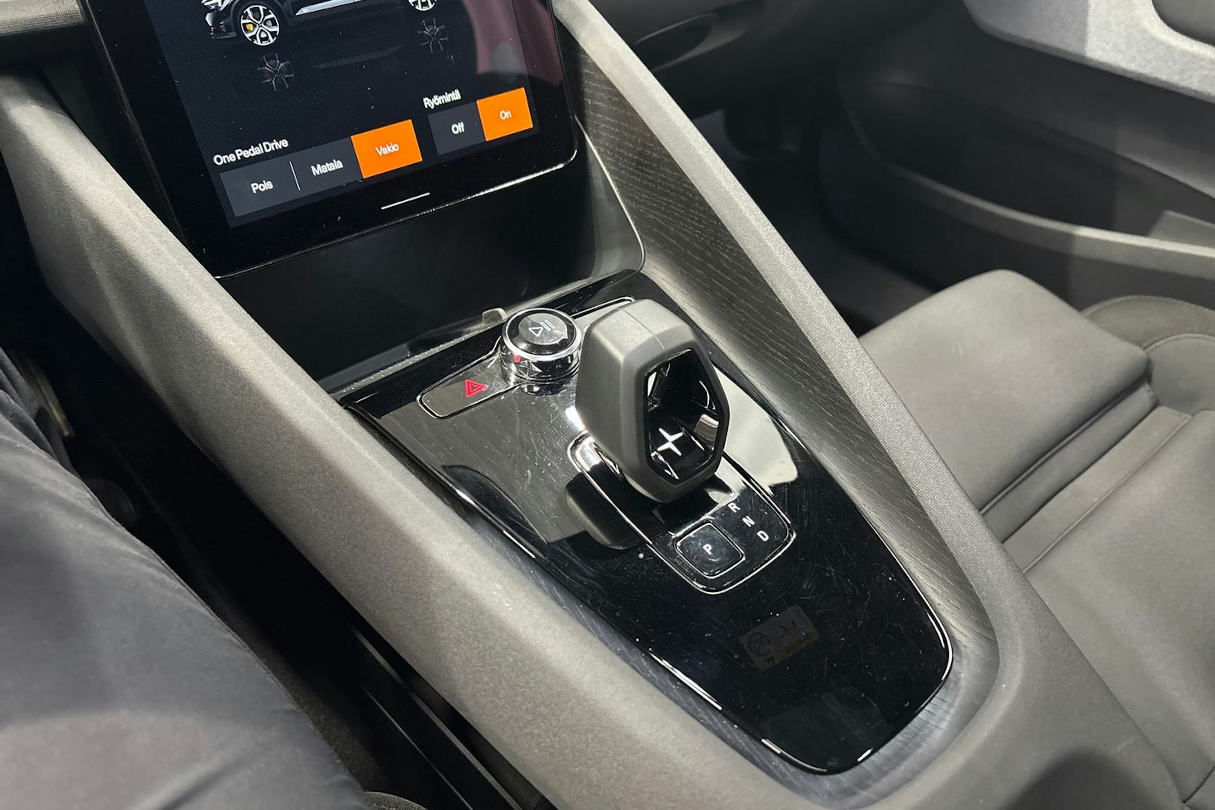 sininen Polestar 2 2021 kuva 25.