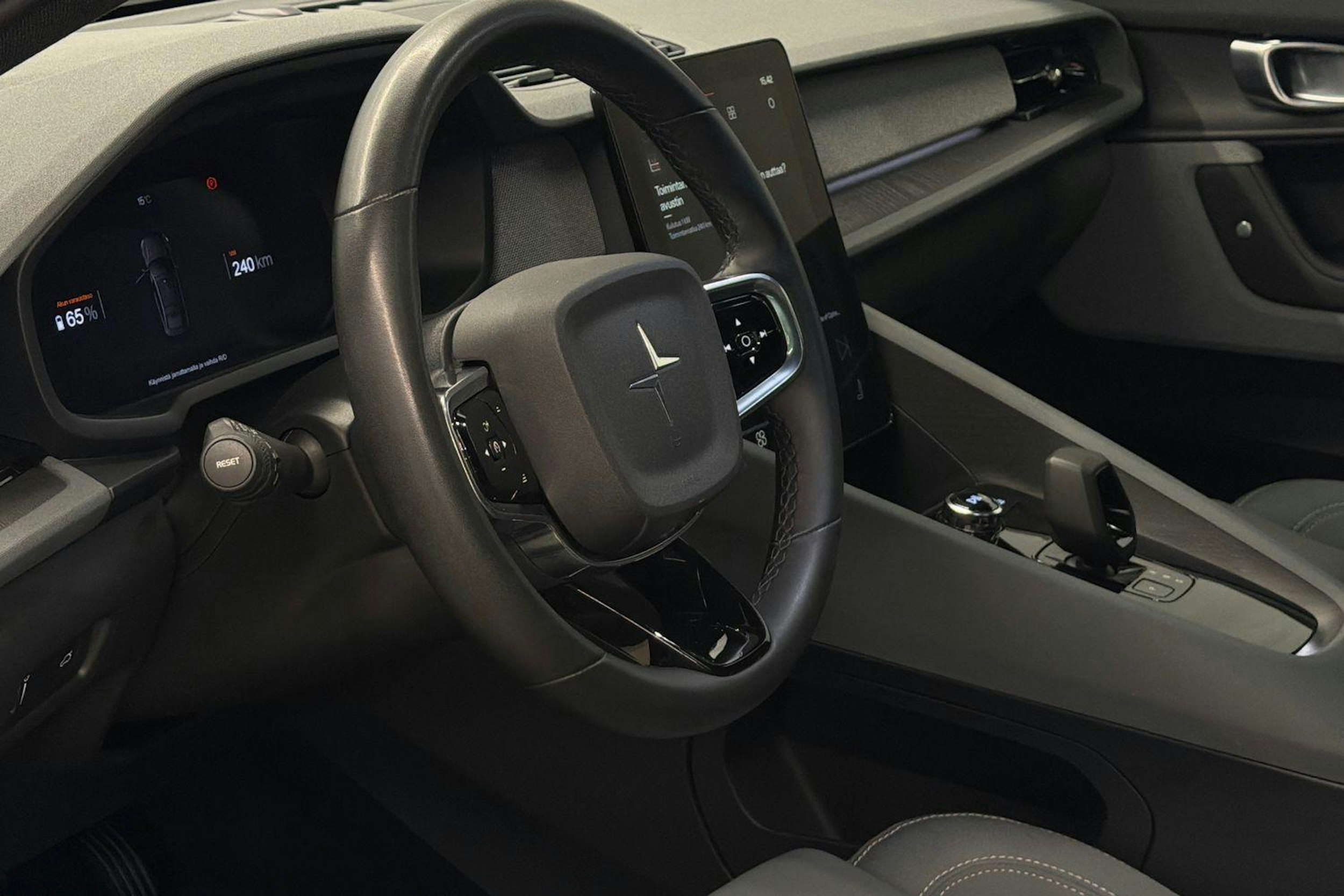 valkoinen Polestar 2 2020 kuva 7.