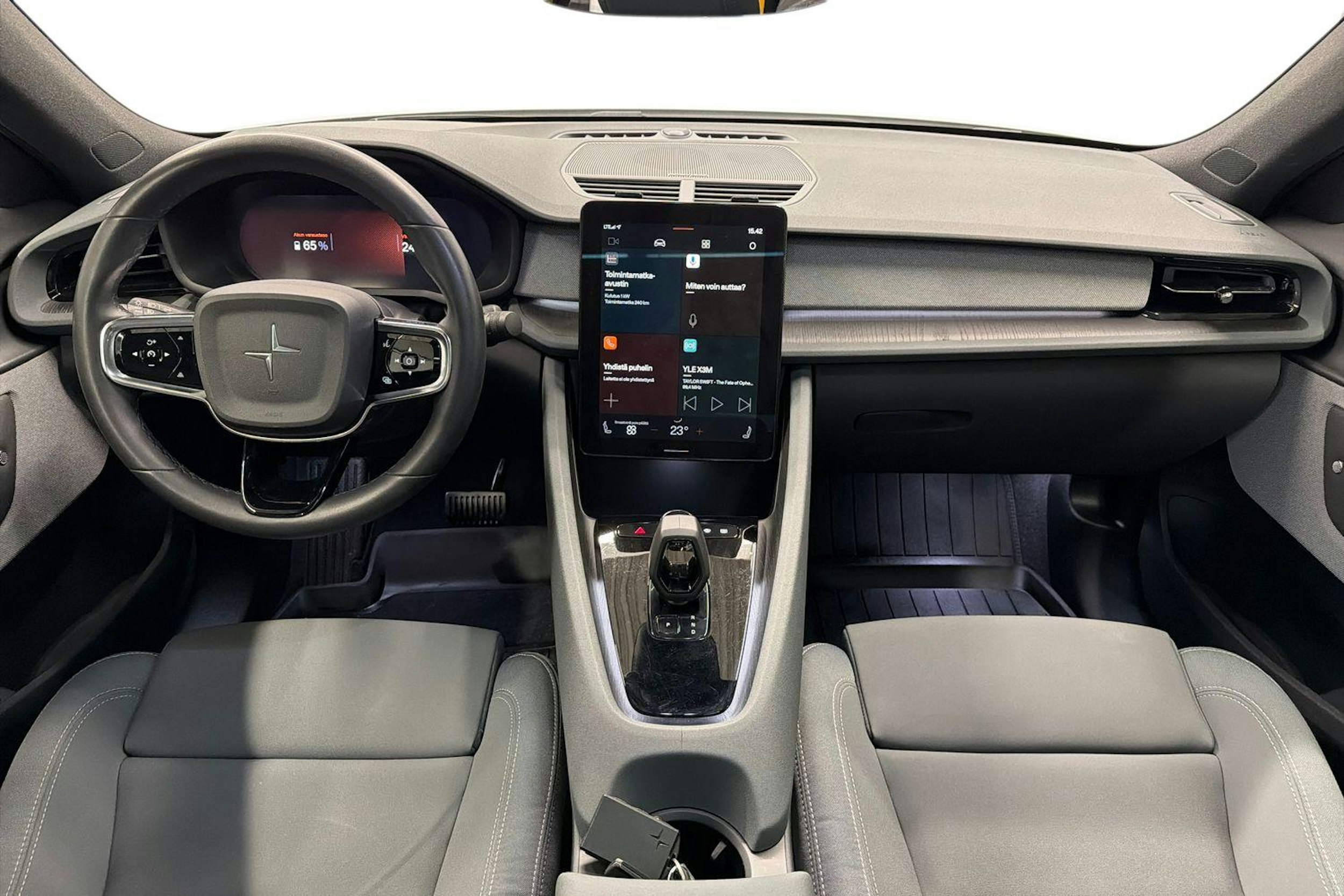 valkoinen Polestar 2 2020 kuva 9.