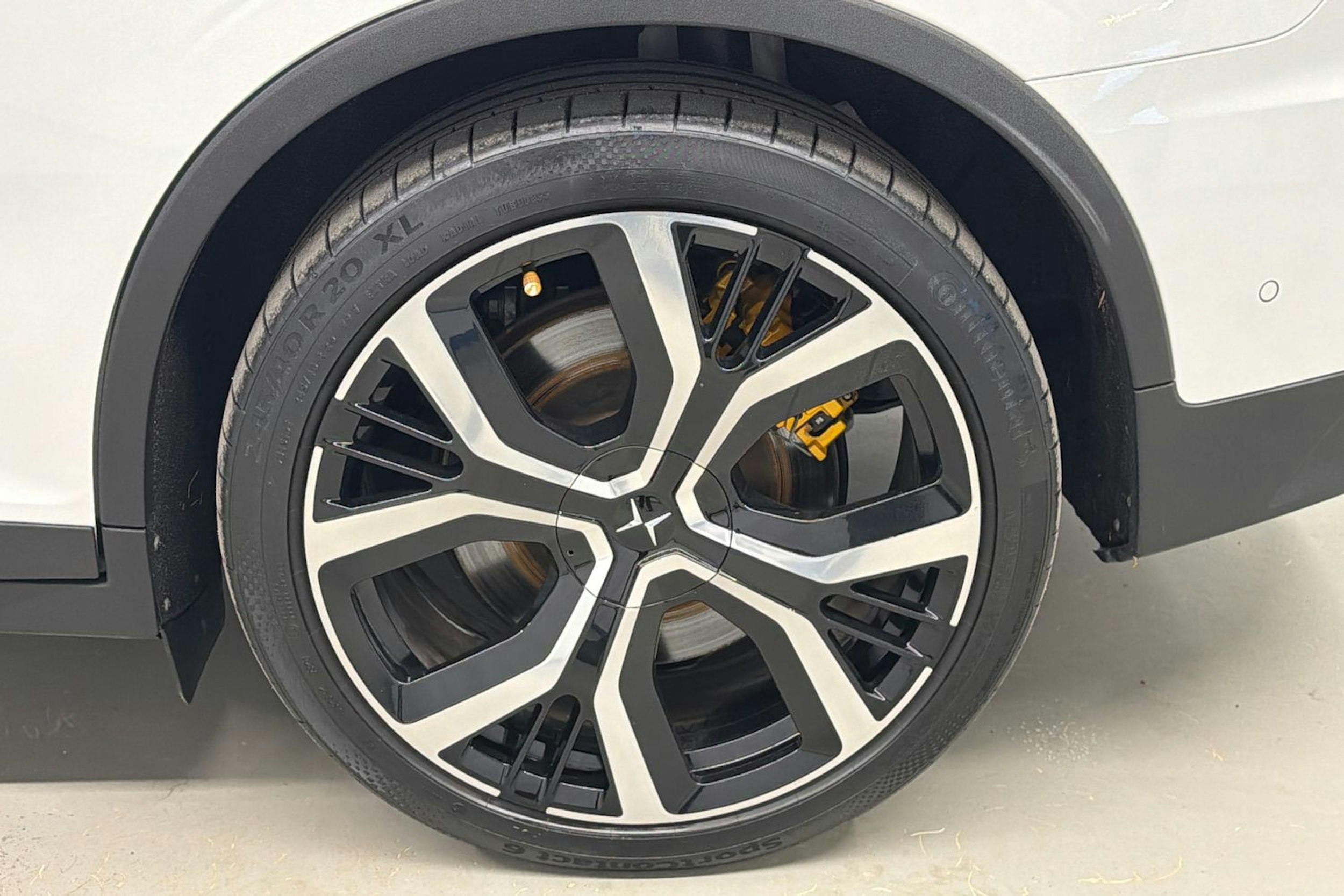 valkoinen Polestar 2 2020 kuva 11.