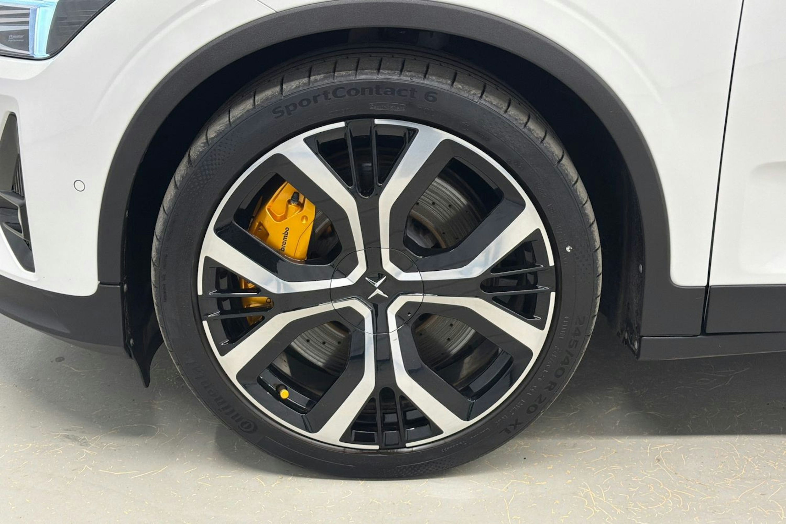 valkoinen Polestar 2 2020 kuva 13.