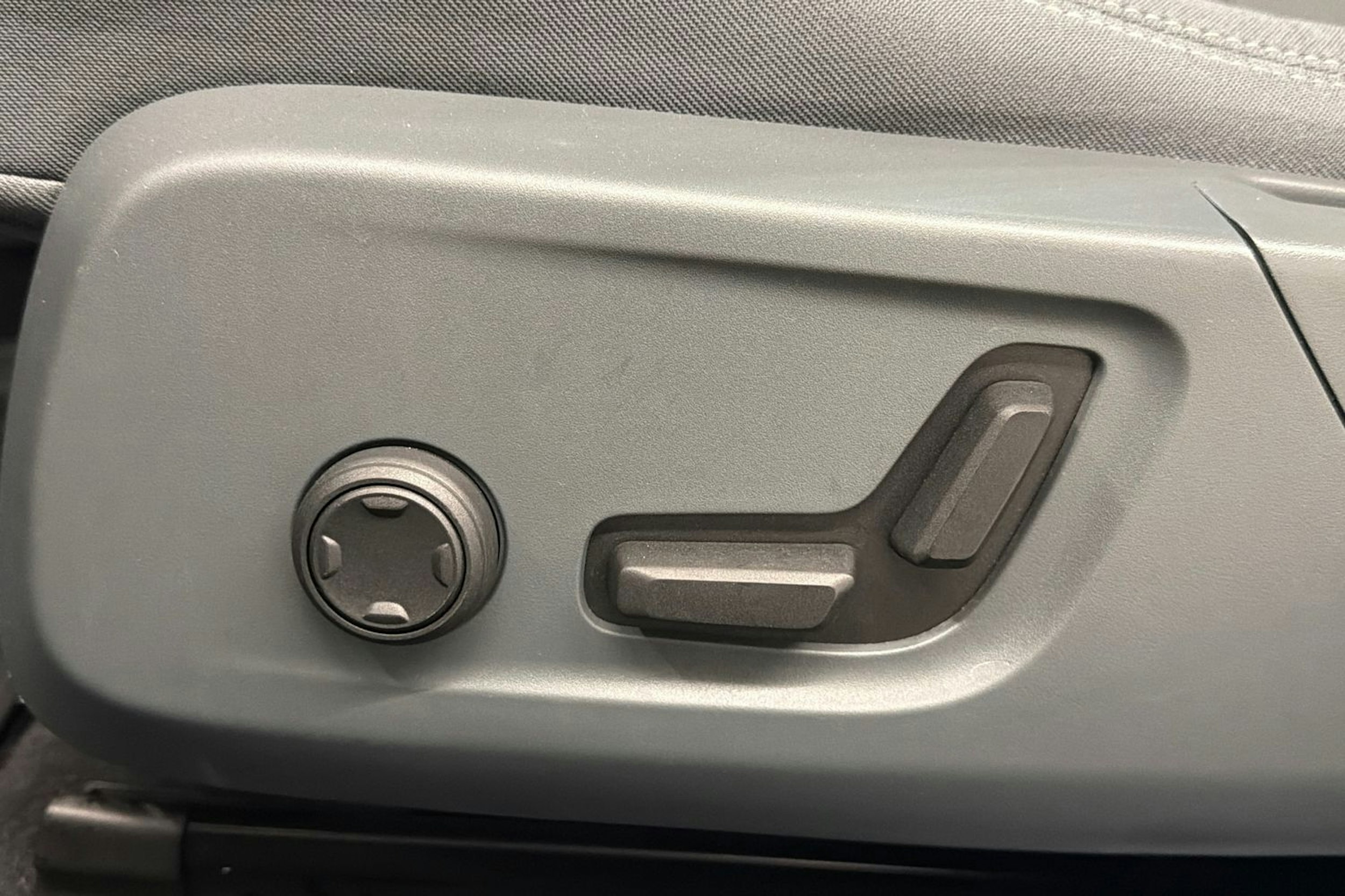 valkoinen Polestar 2 2020 kuva 14.