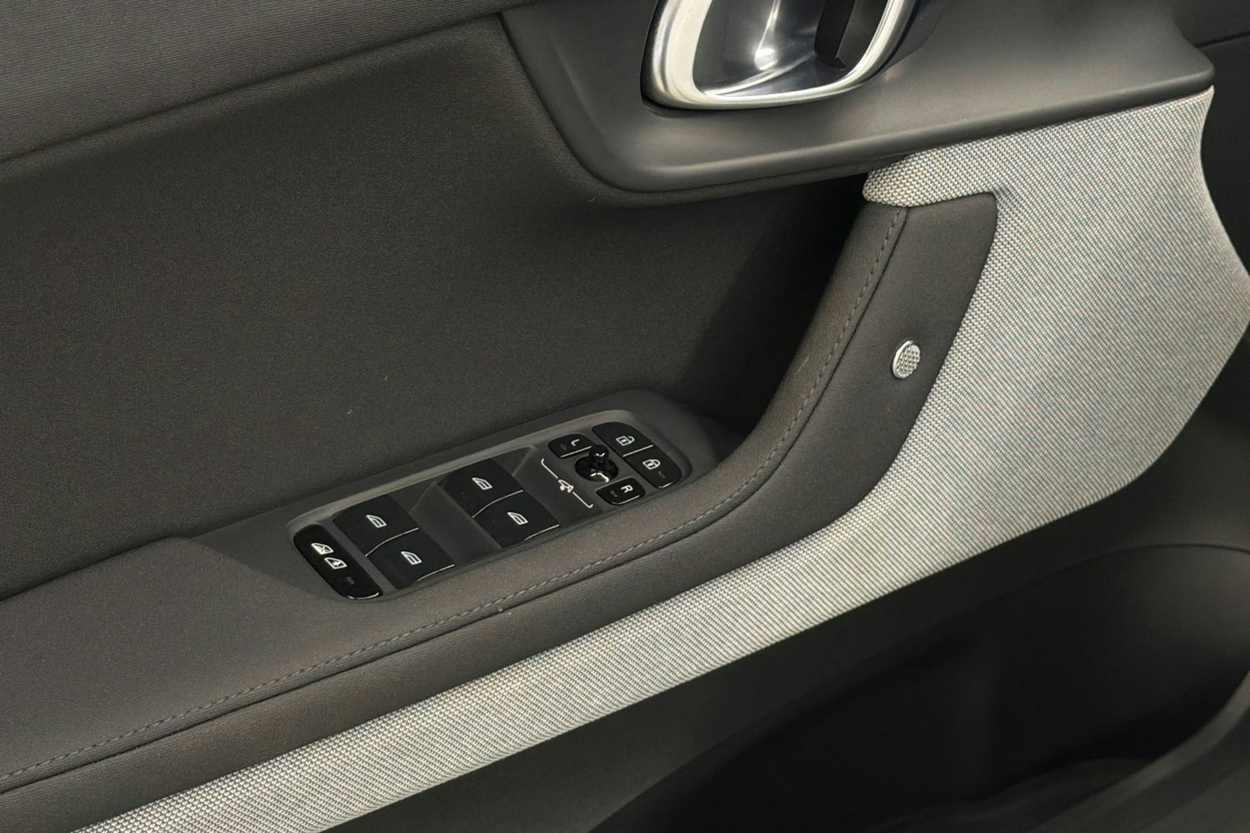 valkoinen Polestar 2 2020 kuva 15.