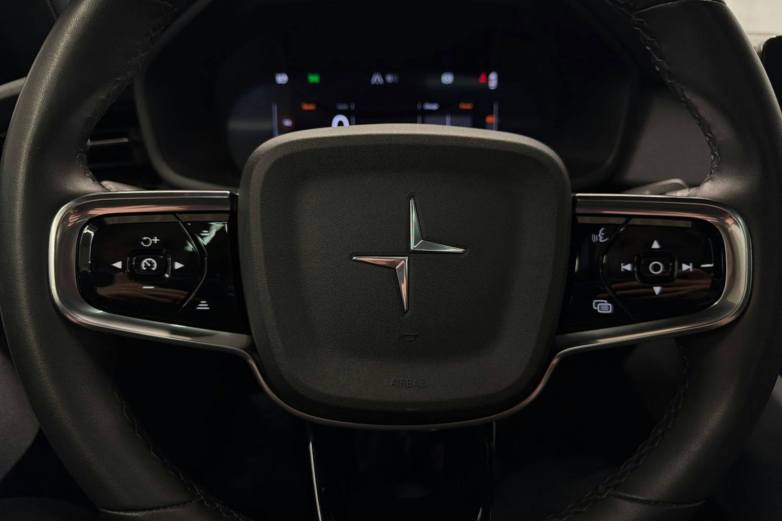 valkoinen Polestar 2 2020 kuva 18.