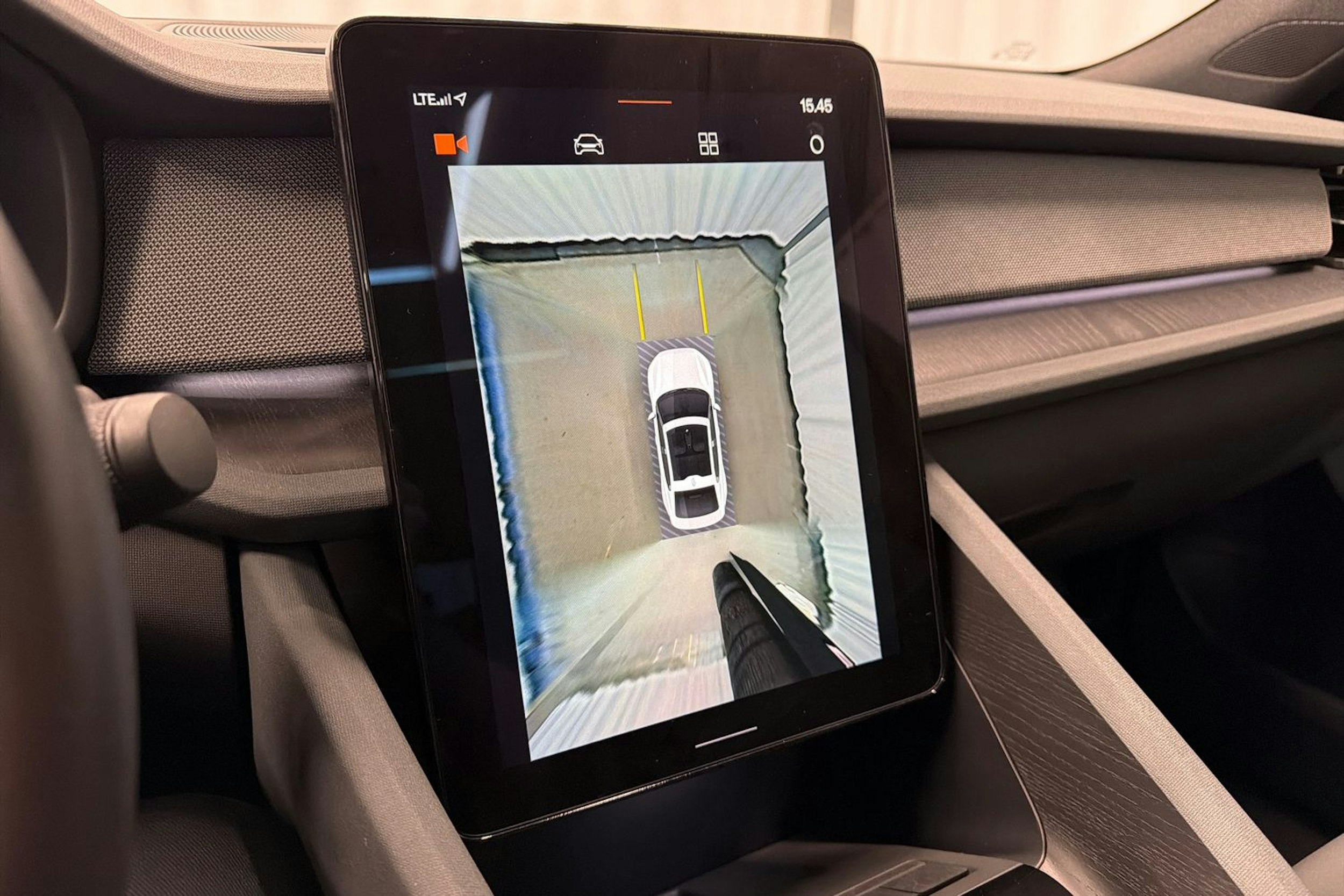 valkoinen Polestar 2 2020 kuva 19.