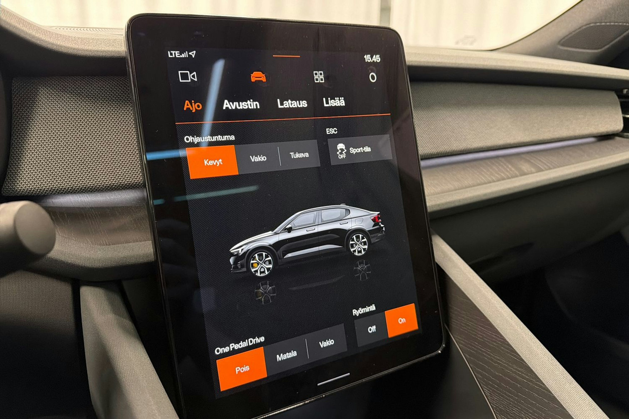 valkoinen Polestar 2 2020 kuva 20.