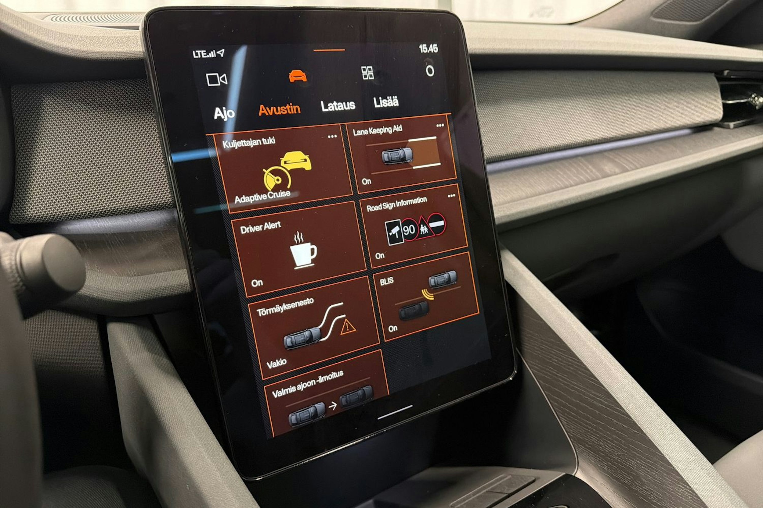 valkoinen Polestar 2 2020 kuva 21.