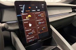 valkoinen Polestar 2 2020 kuva 21.