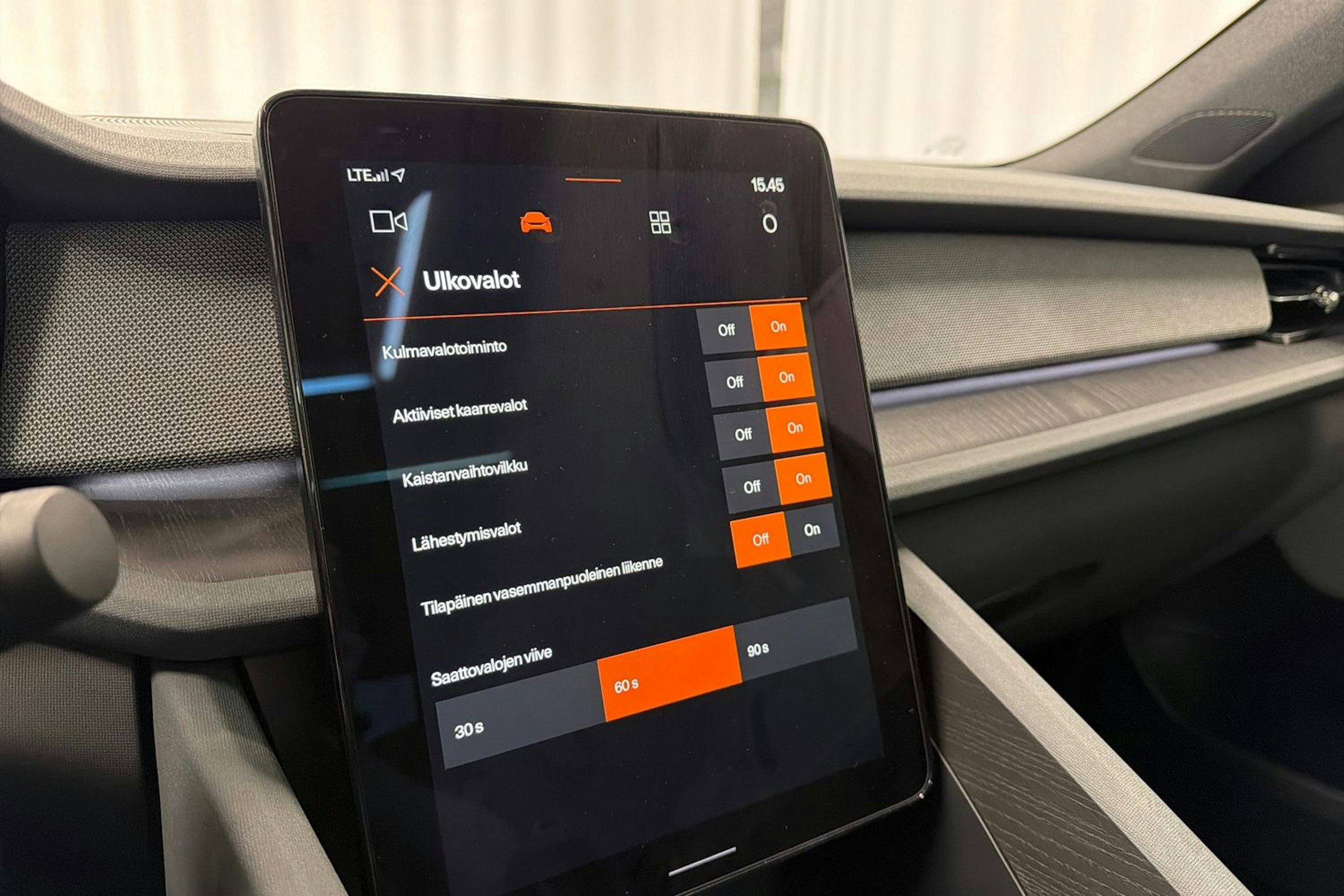 valkoinen Polestar 2 2020 kuva 22.