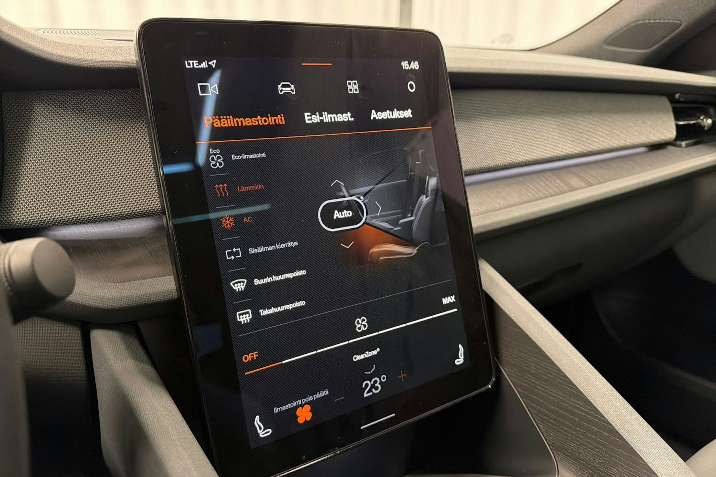 valkoinen Polestar 2 2020 kuva 24.