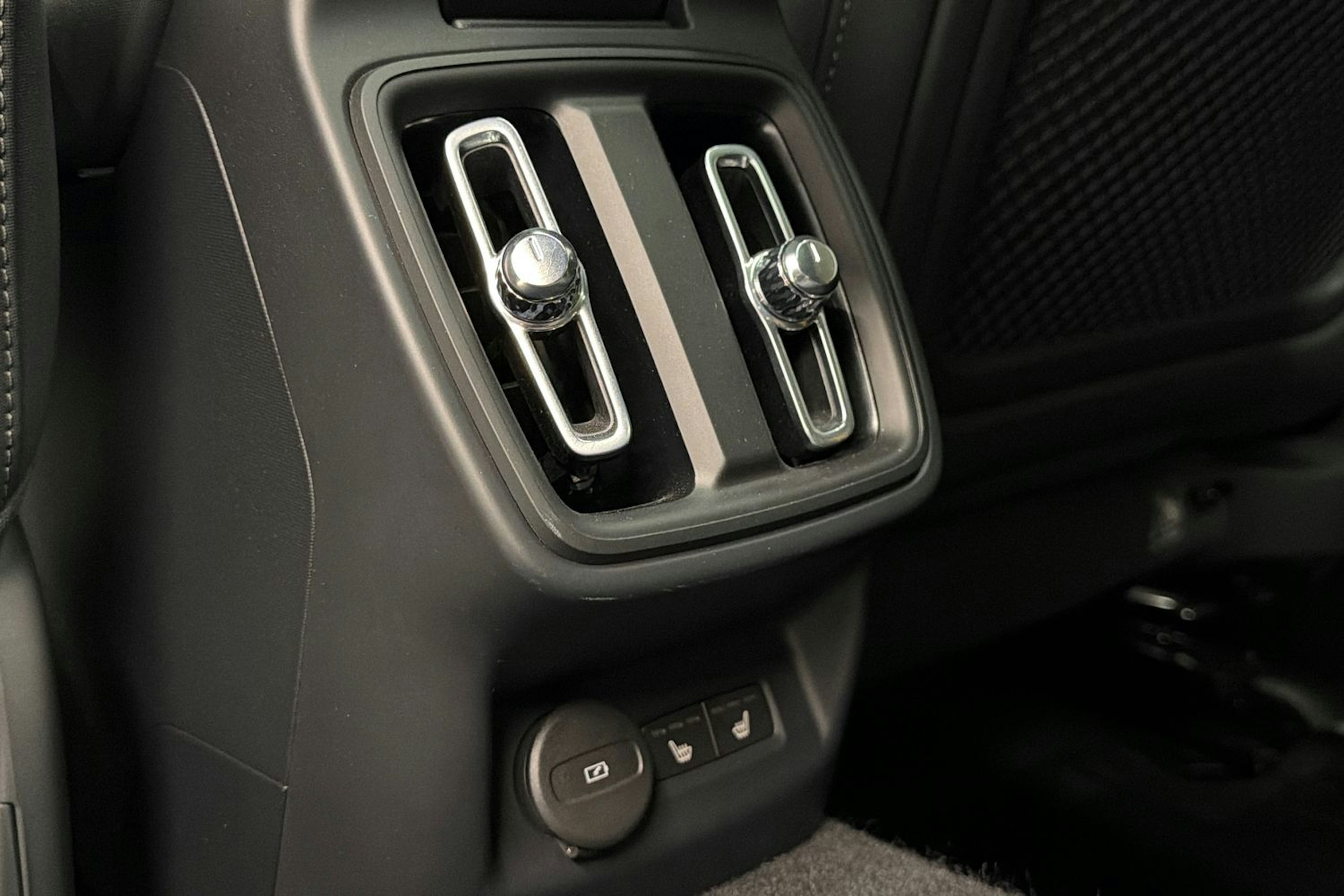 valkoinen Polestar 2 2020 kuva 27.