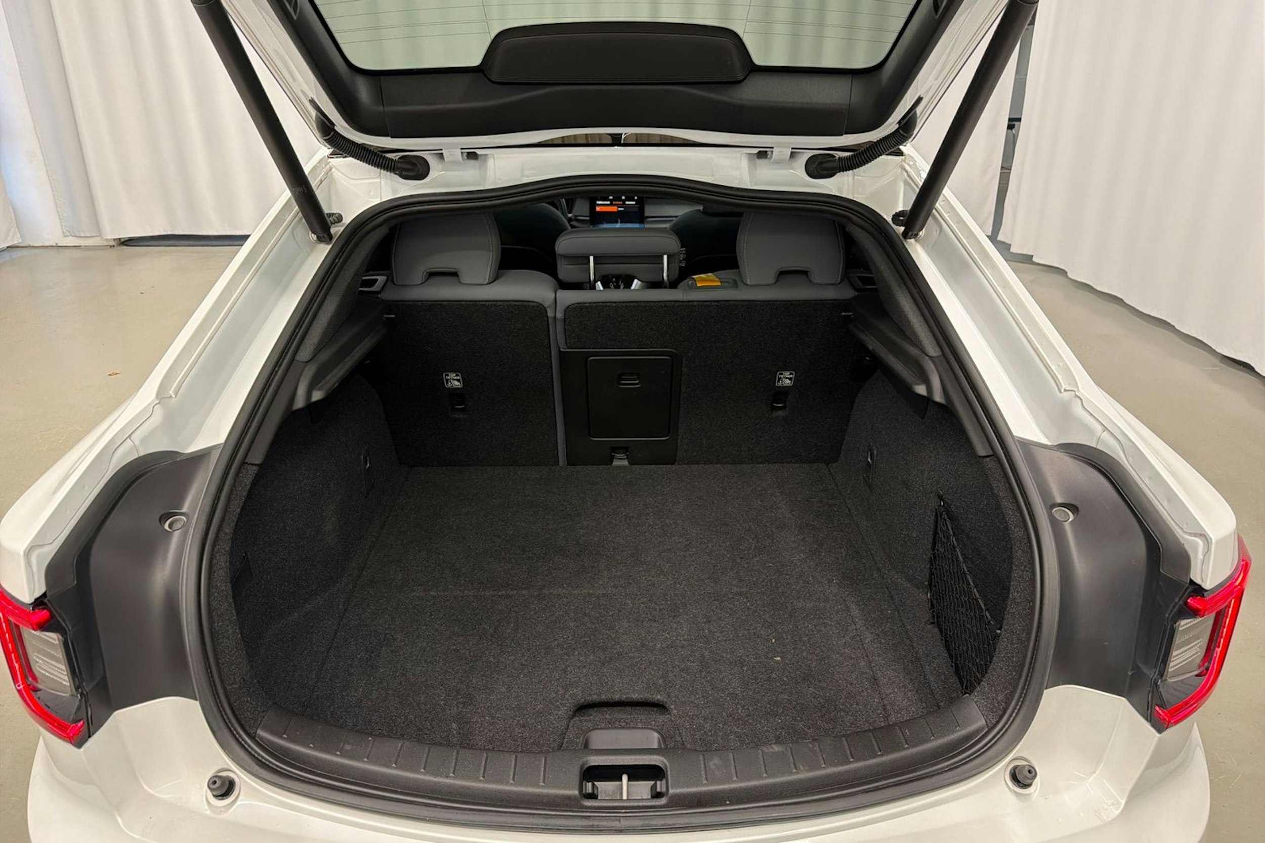 valkoinen Polestar 2 2020 kuva 28.