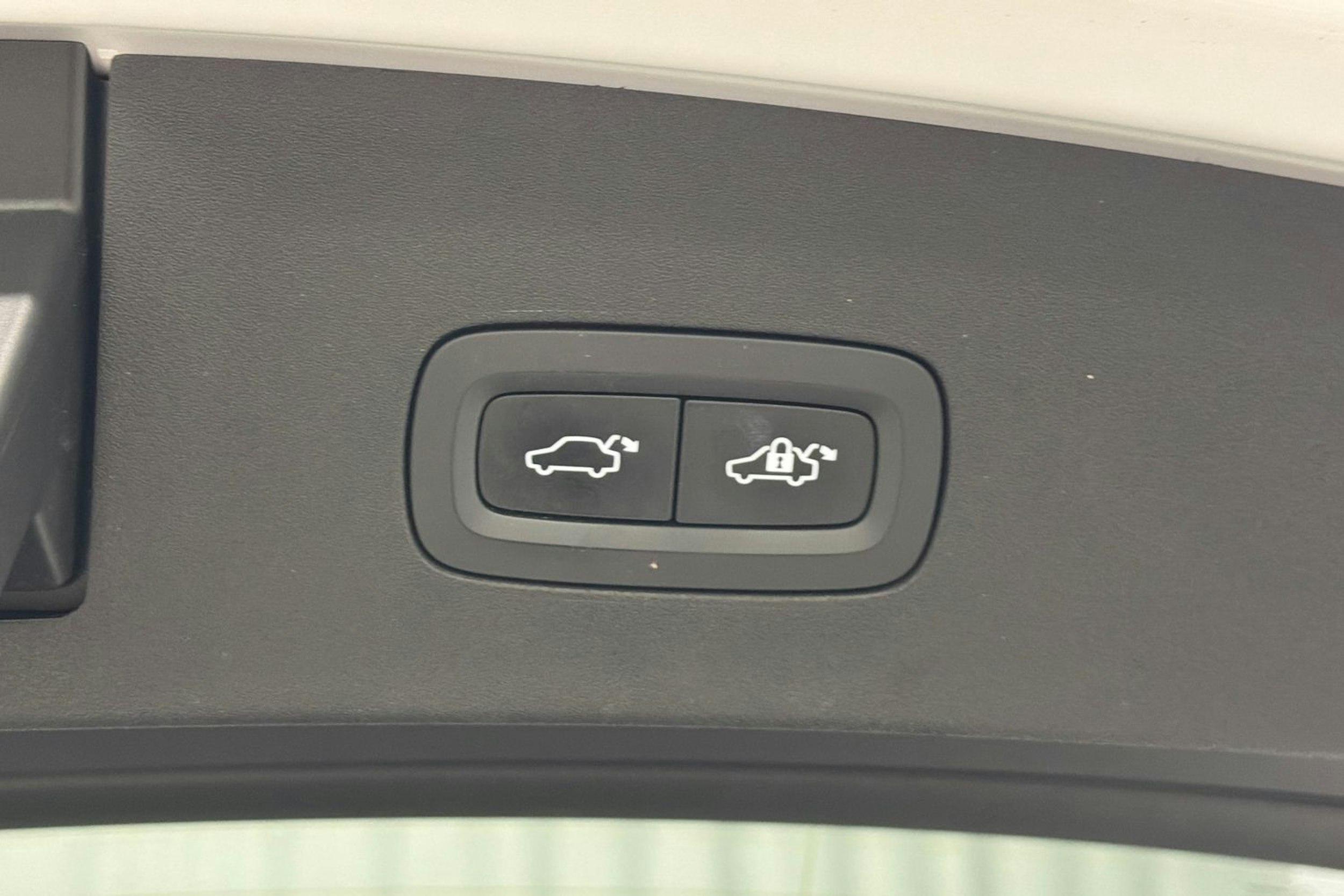 valkoinen Polestar 2 2020 kuva 29.