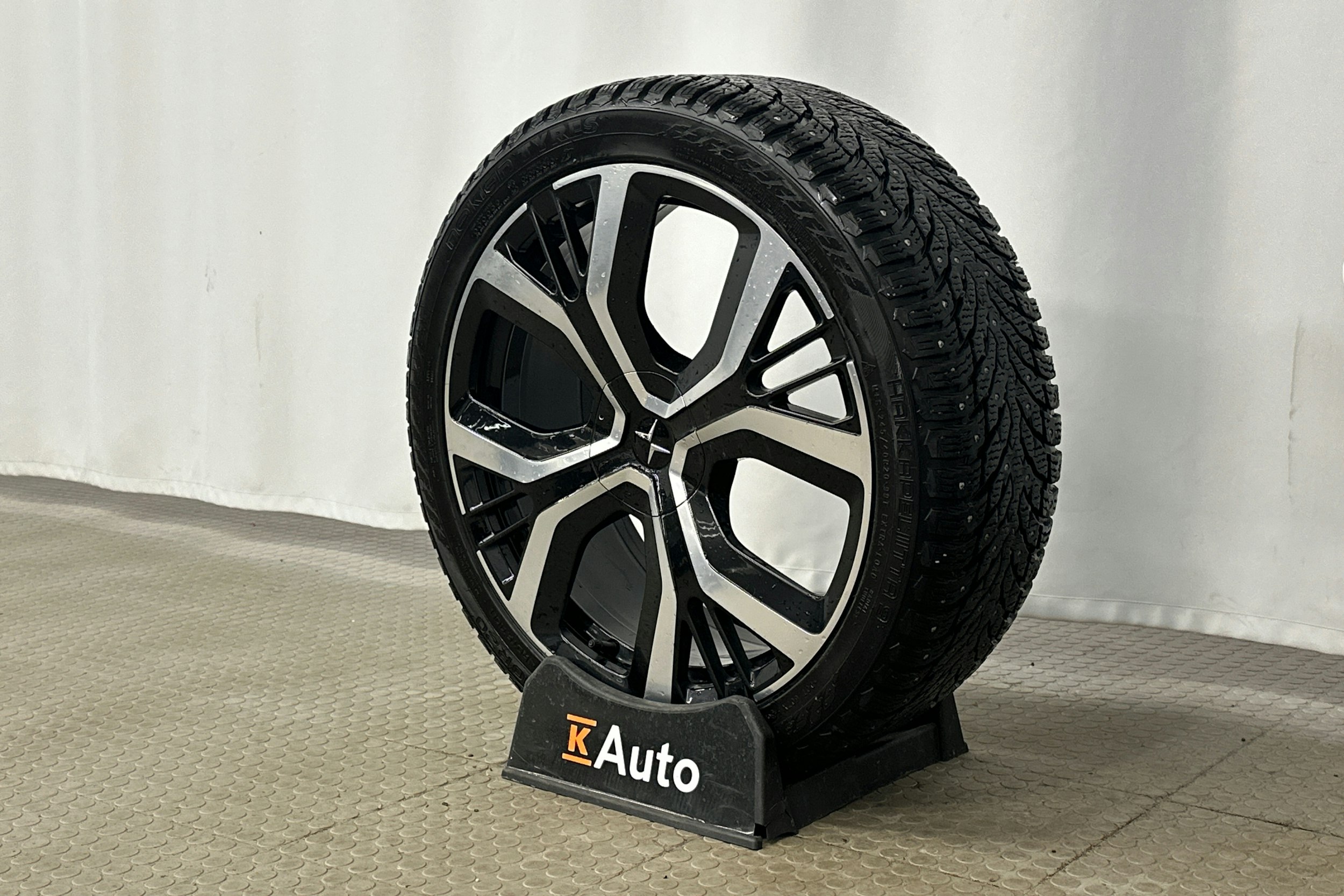 harmaa Polestar 2 2021 kuva 13.