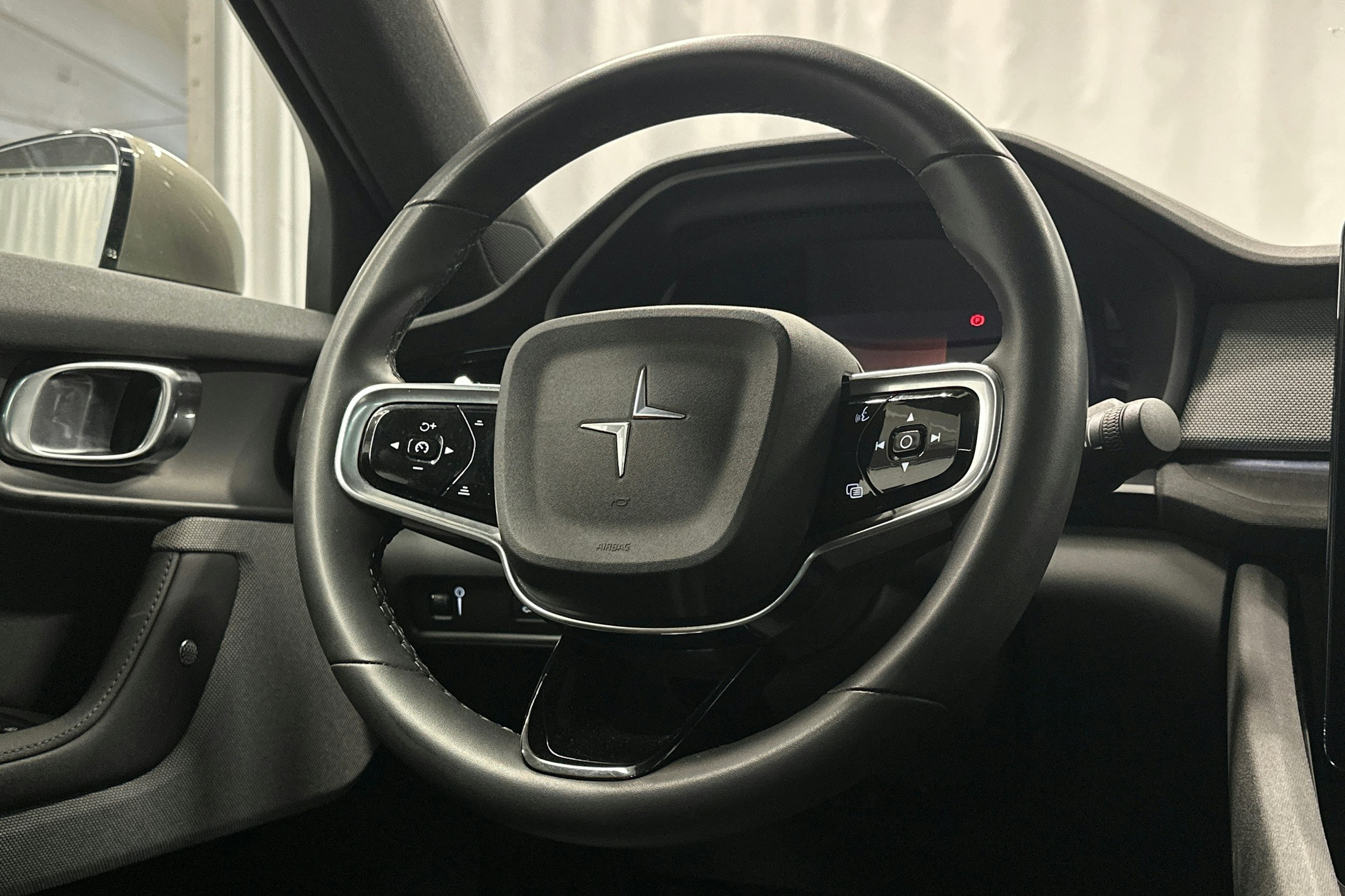 harmaa Polestar 2 2021 kuva 20.