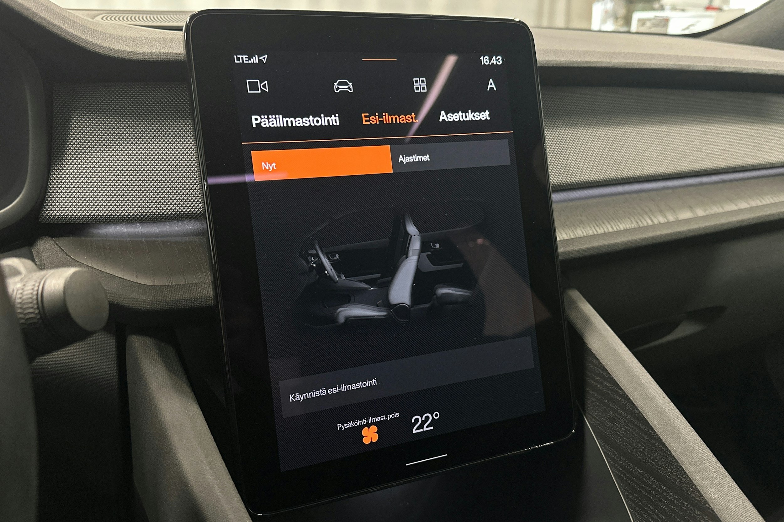 harmaa Polestar 2 2021 kuva 28.