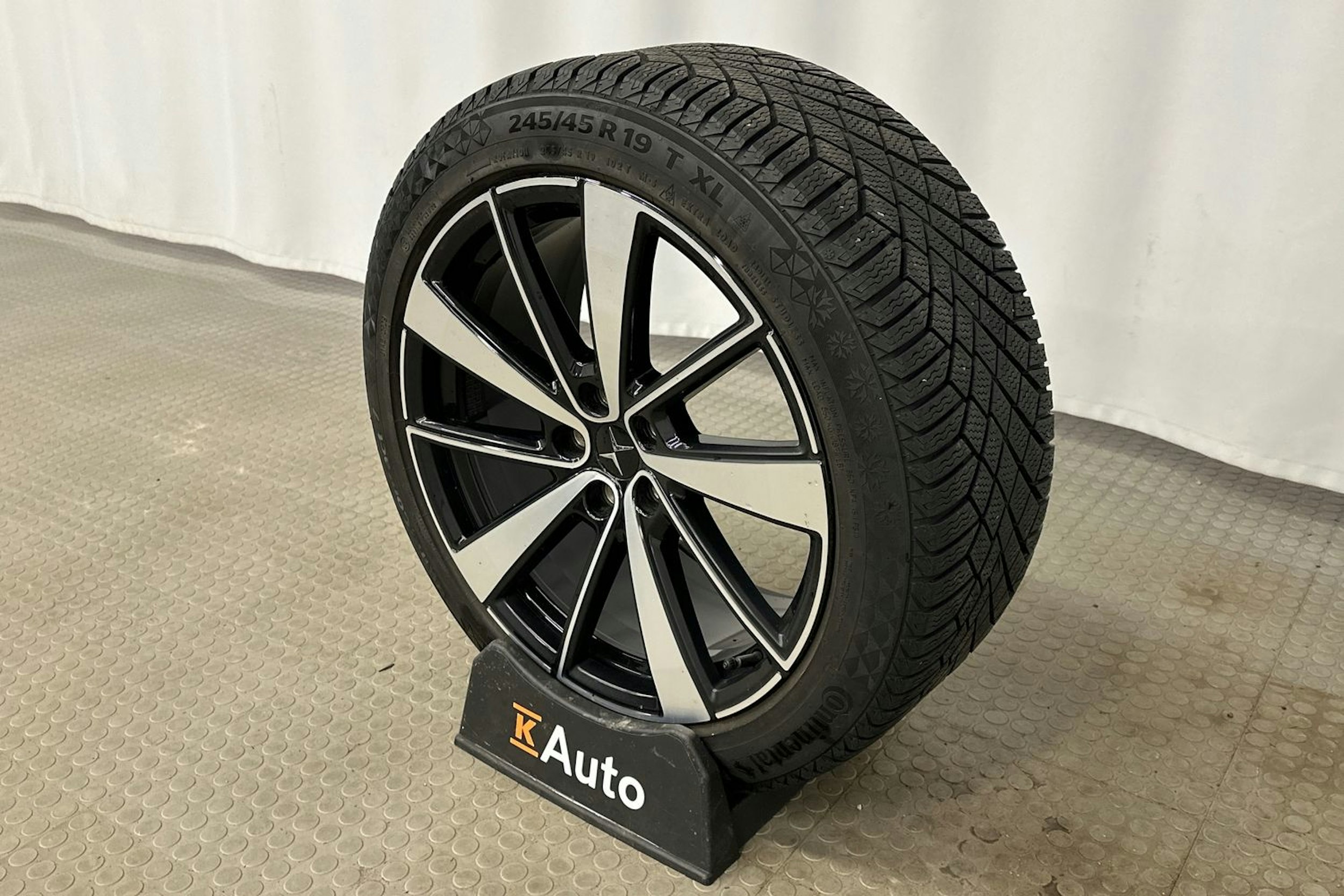 musta Polestar 2 2021 kuva 13.