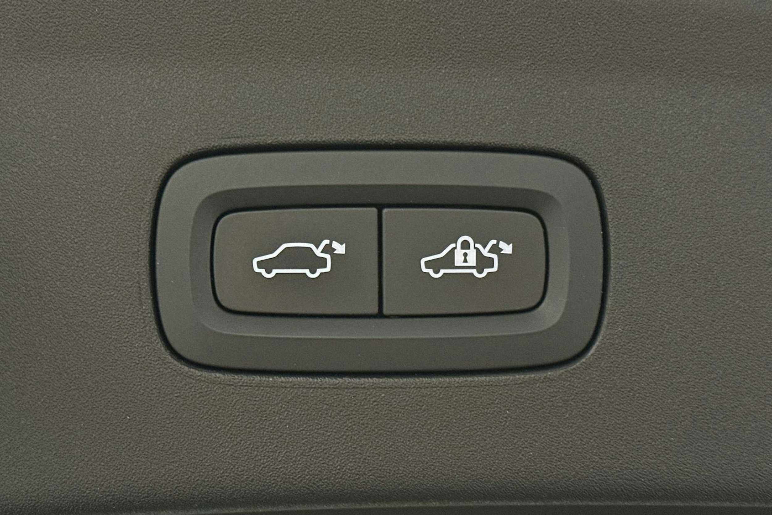 musta Polestar 2 2021 kuva 15.
