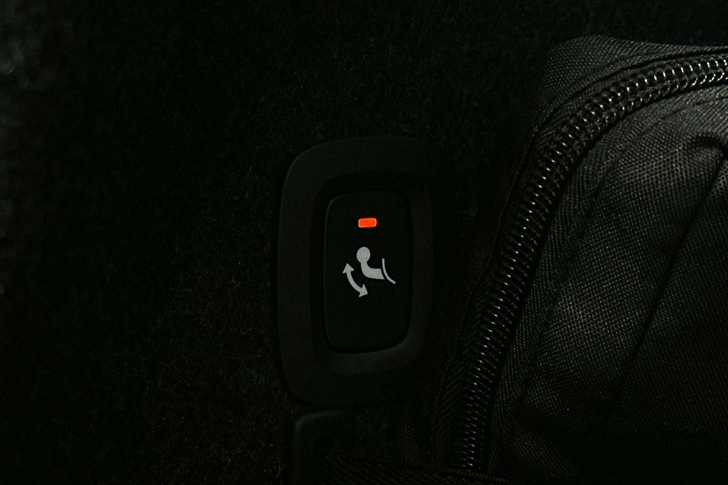 musta Polestar 2 2021 kuva 16.