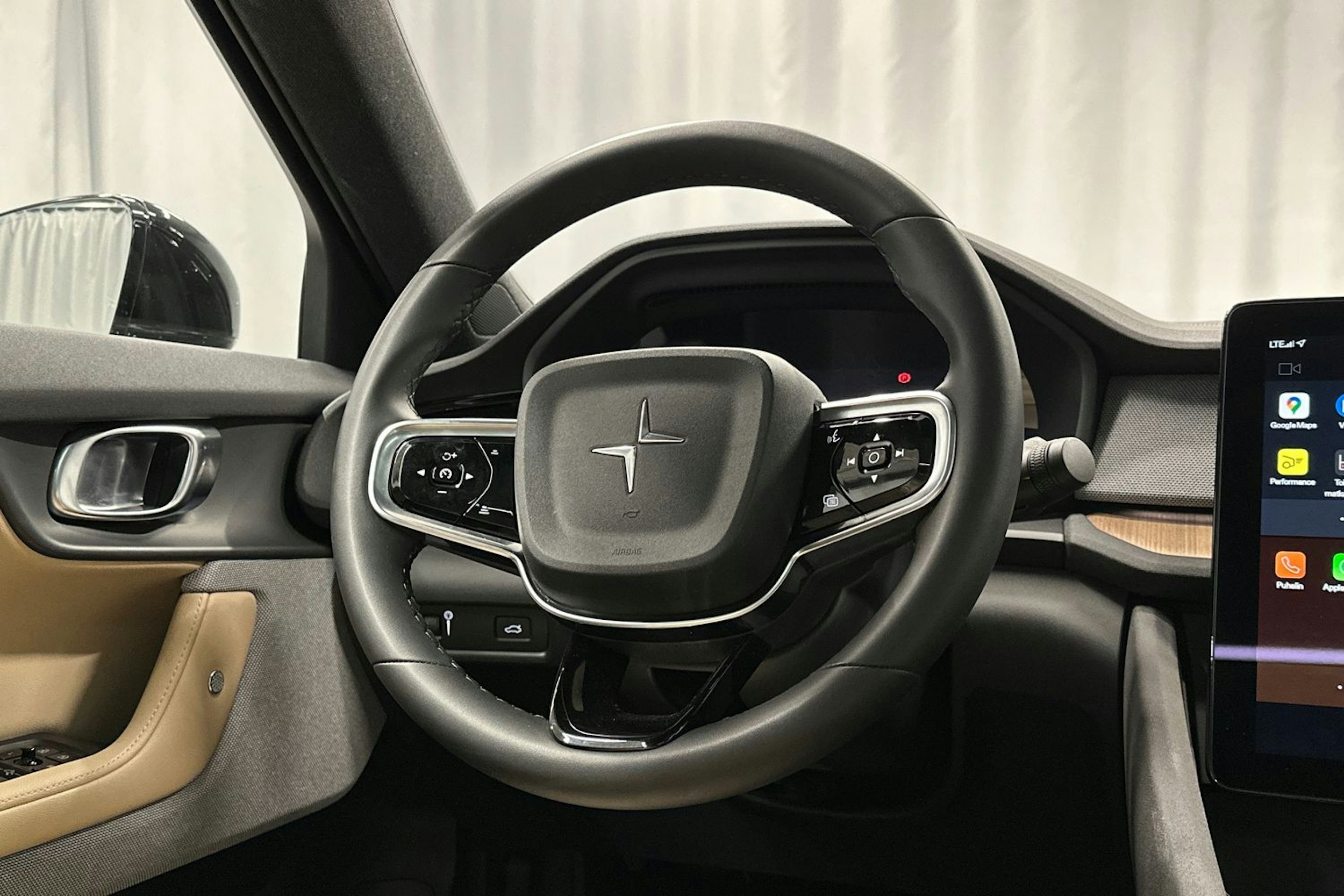musta Polestar 2 2021 kuva 17.