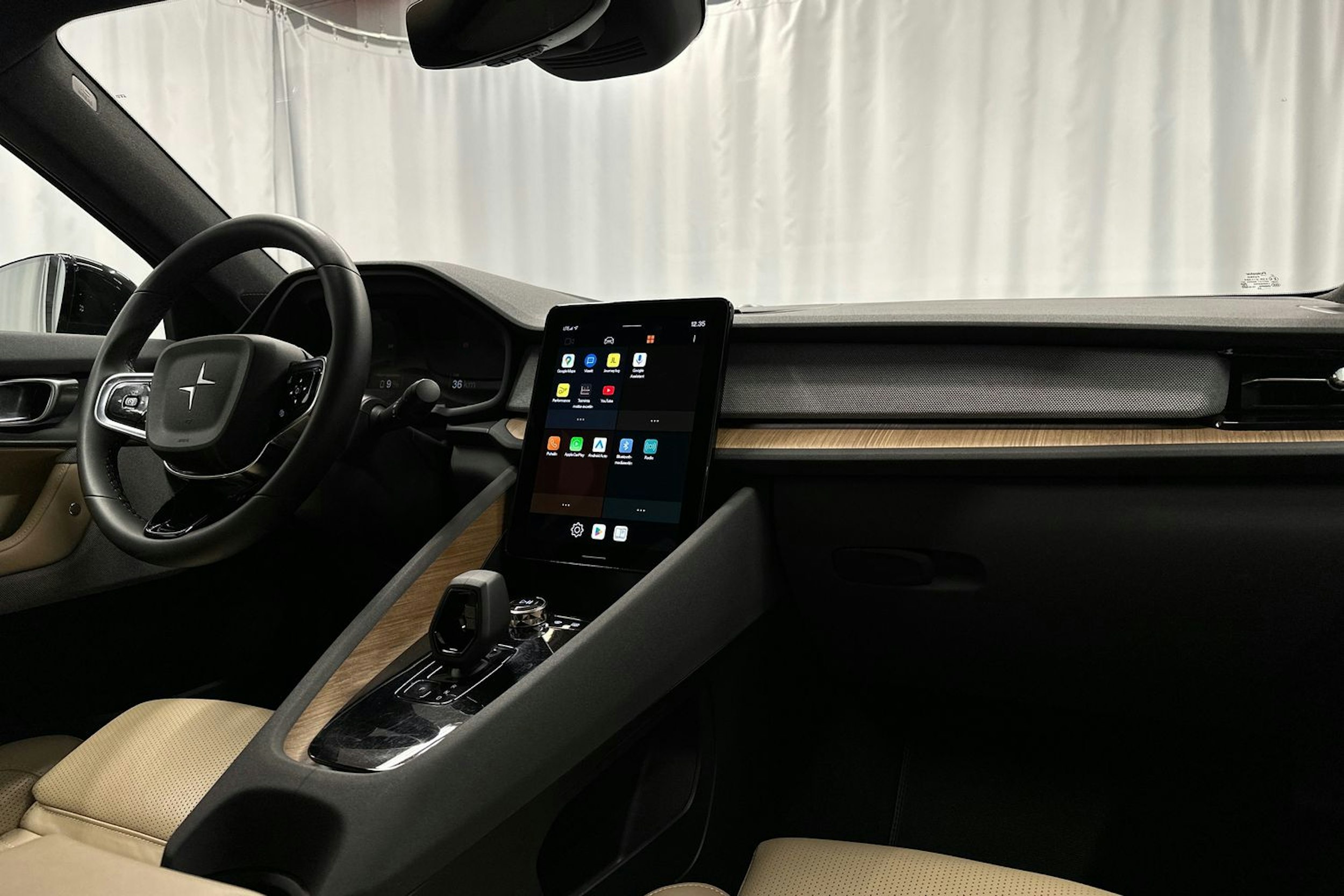 musta Polestar 2 2021 kuva 18.