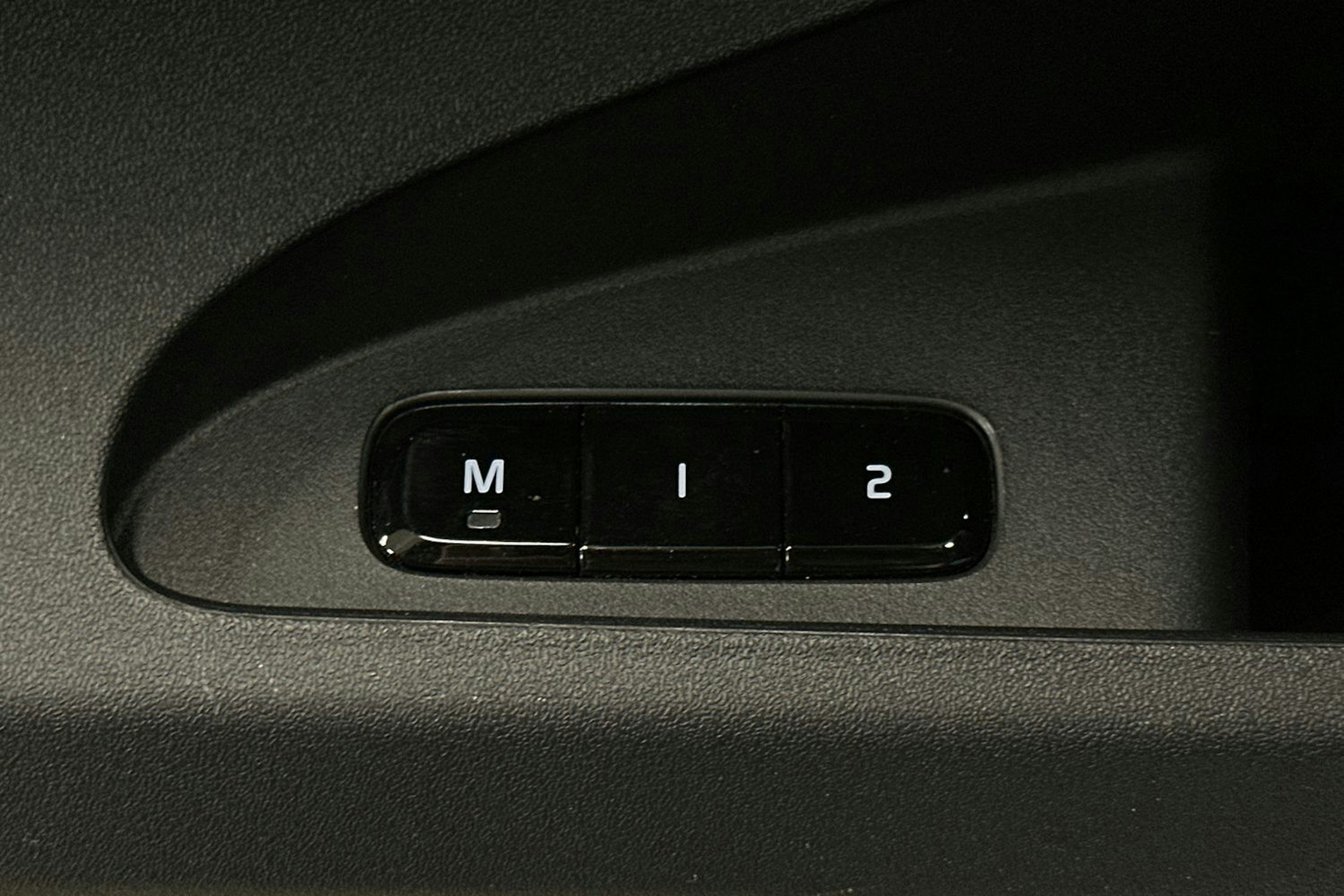 musta Polestar 2 2021 kuva 24.