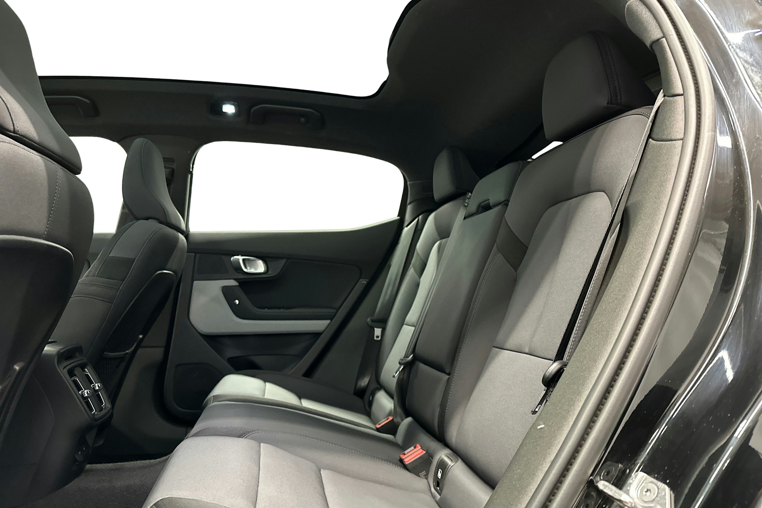 musta Polestar 2 2021 kuva 10.