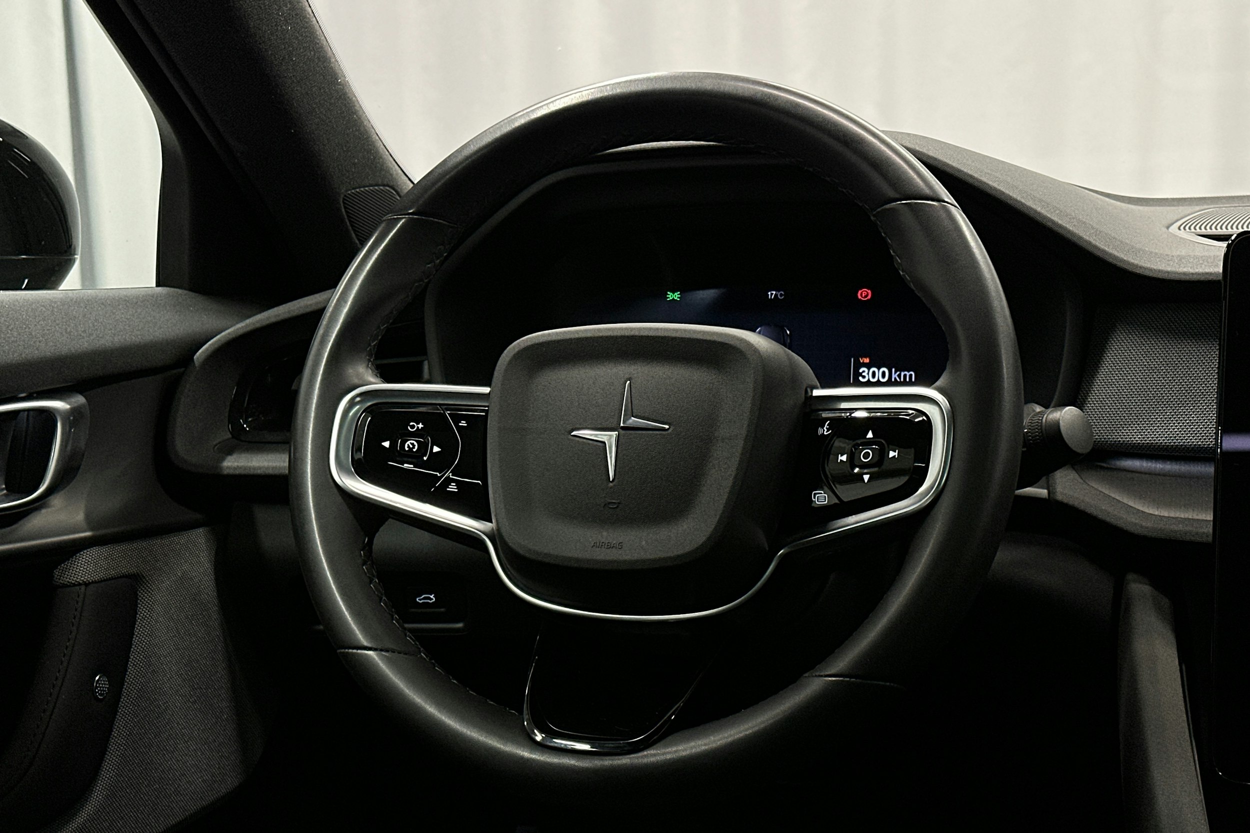musta Polestar 2 2021 kuva 14.