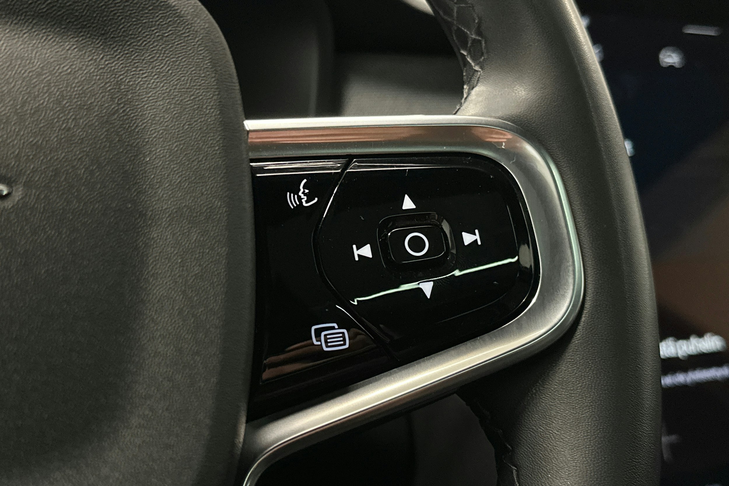 musta Polestar 2 2021 kuva 25.