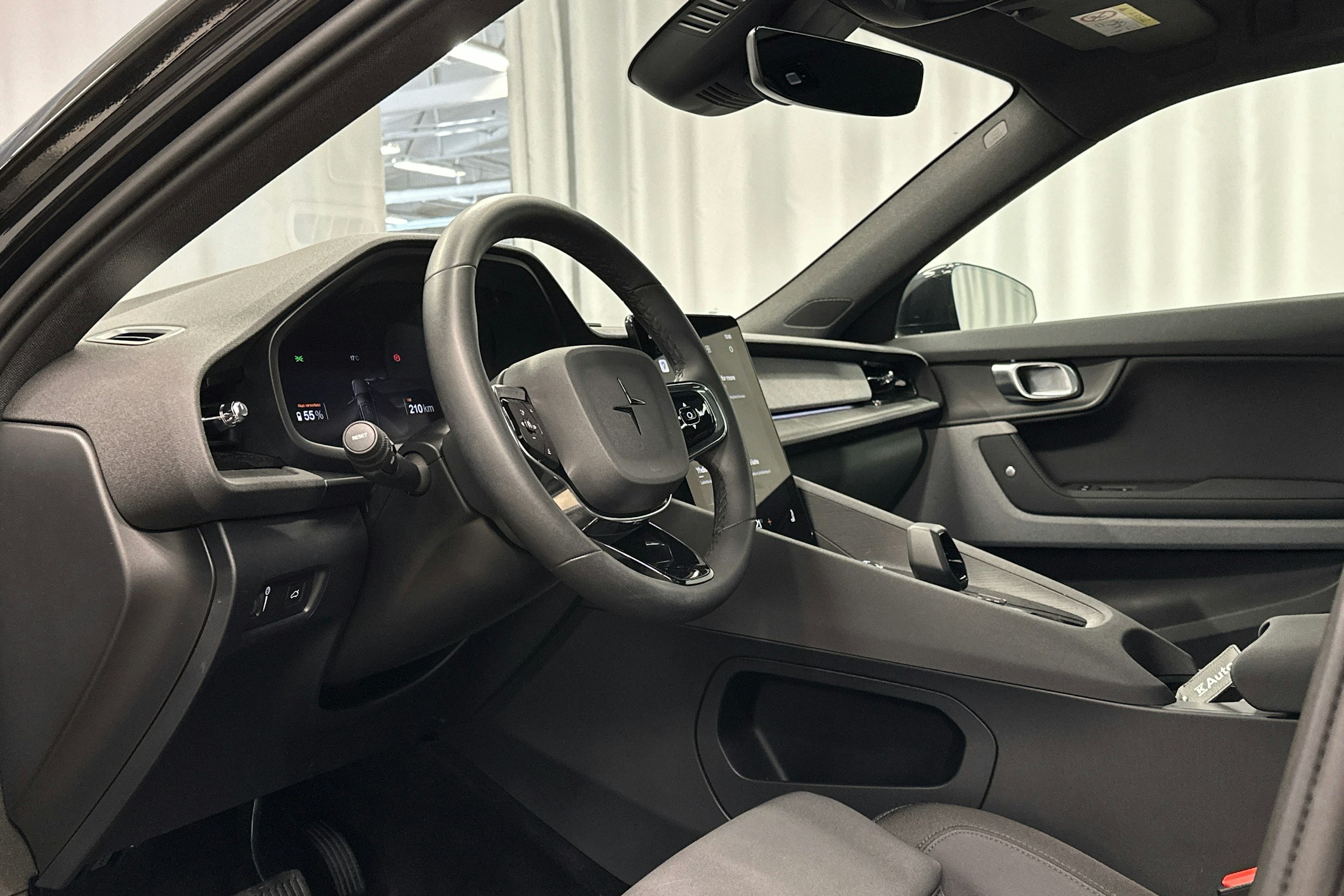 musta Polestar 2 2021 kuva 6.