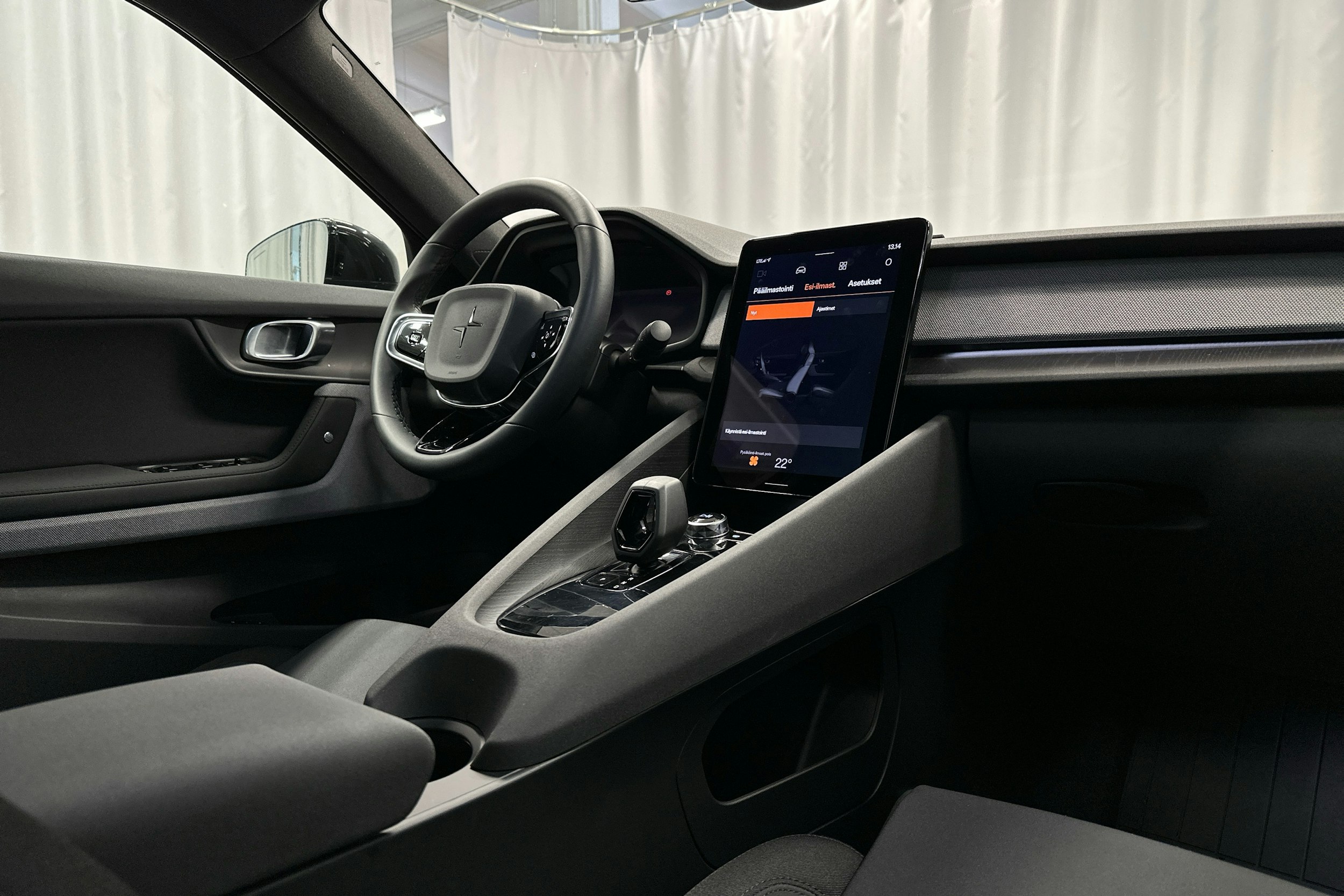 musta Polestar 2 2021 kuva 7.
