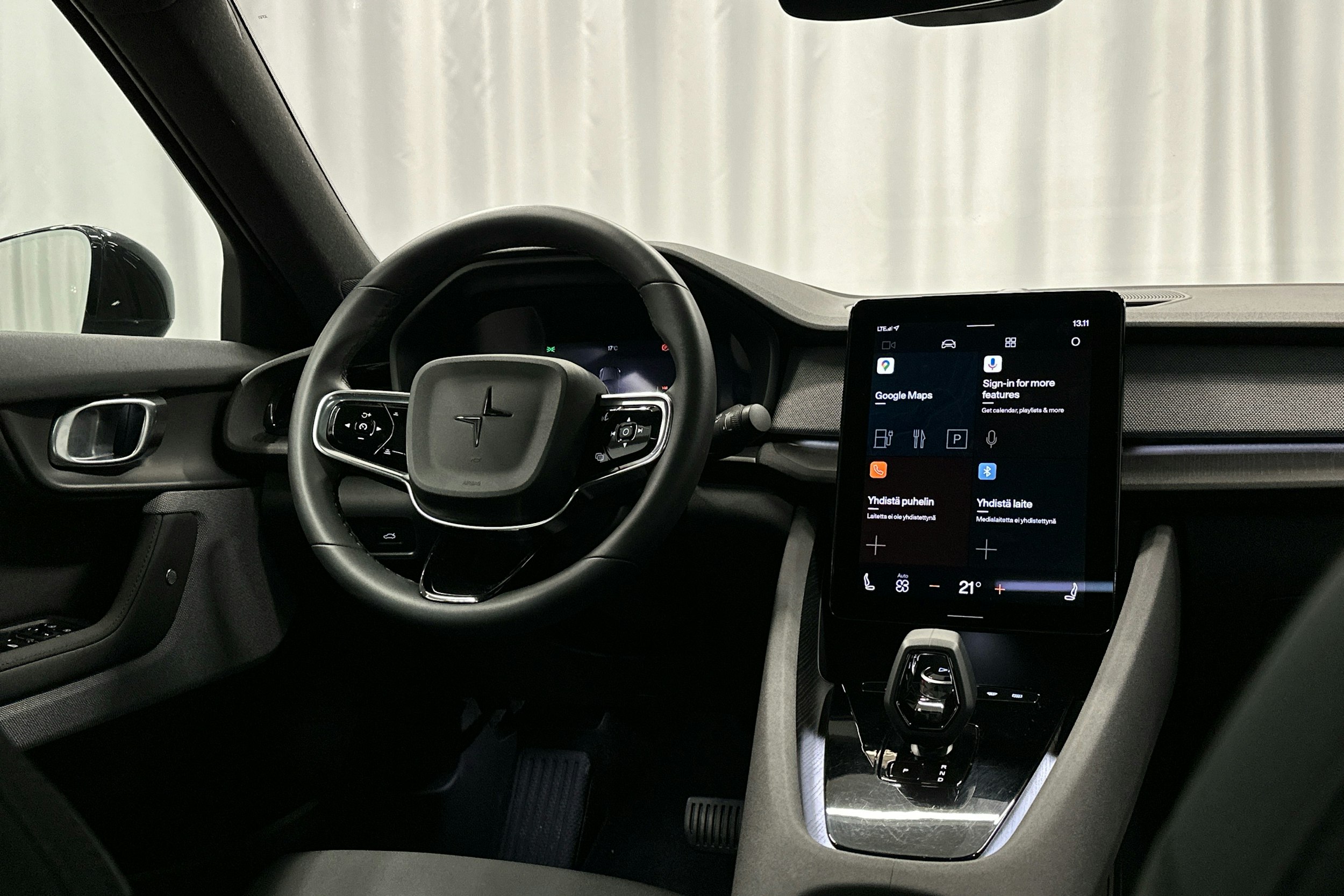 musta Polestar 2 2021 kuva 8.