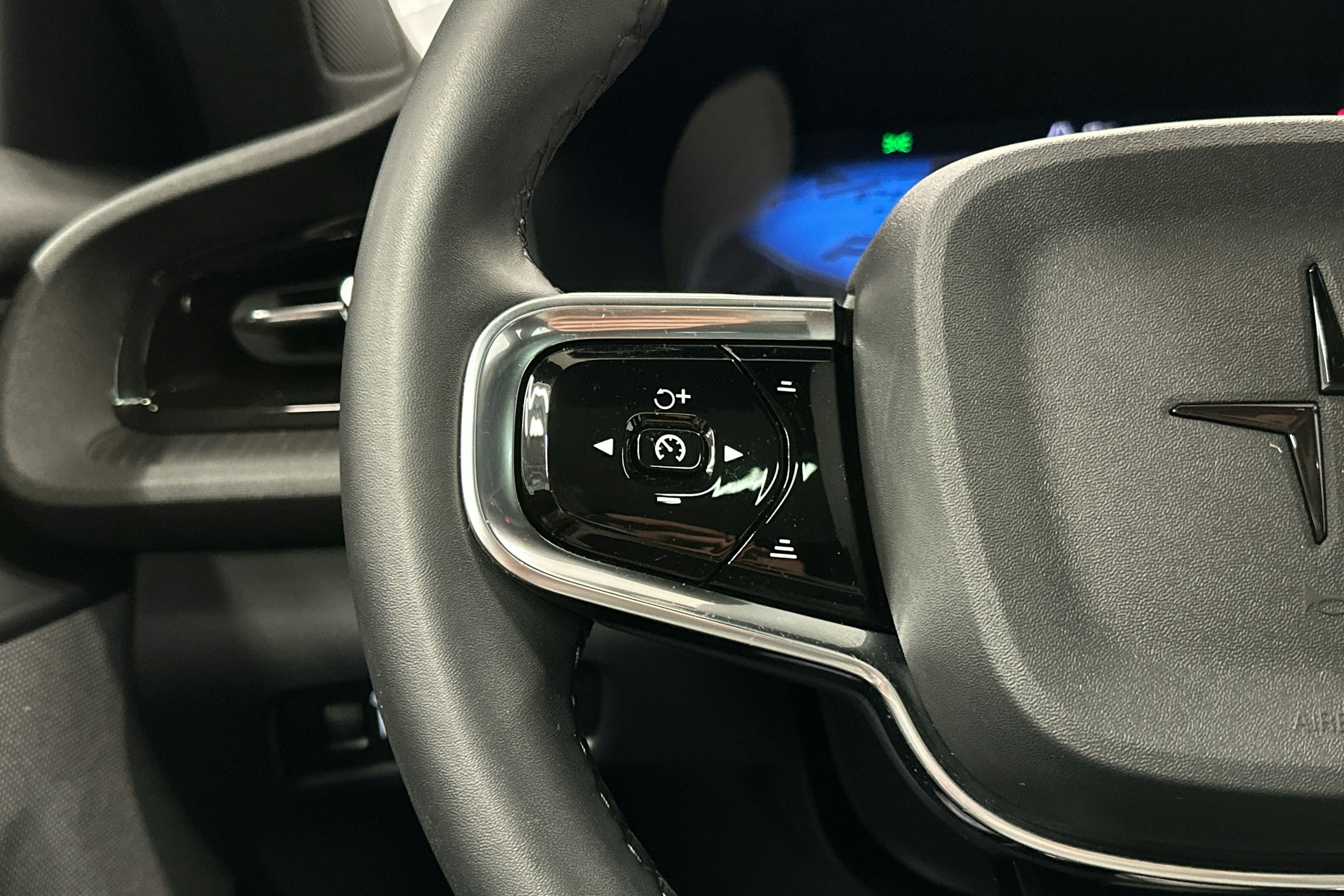 musta Polestar 2 2021 kuva 9.