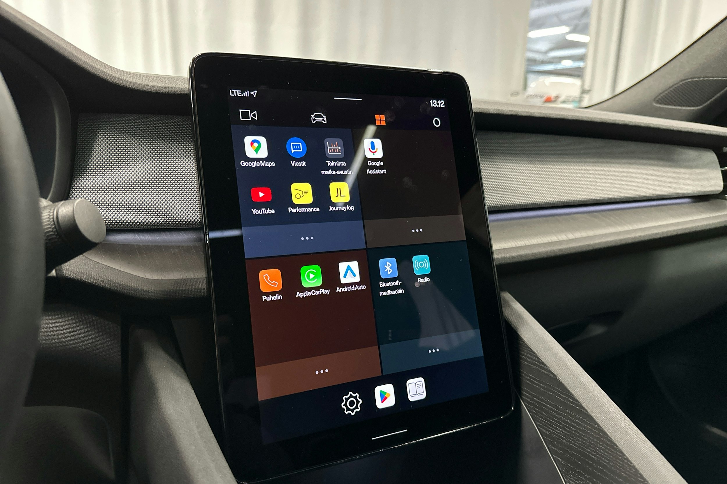 musta Polestar 2 2021 kuva 14.