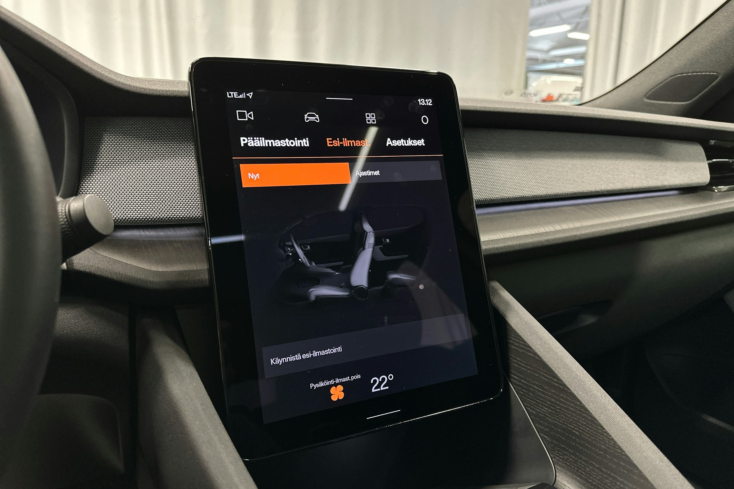 musta Polestar 2 2021 kuva 15.