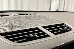 musta Polestar 2 2021 kuva 16.