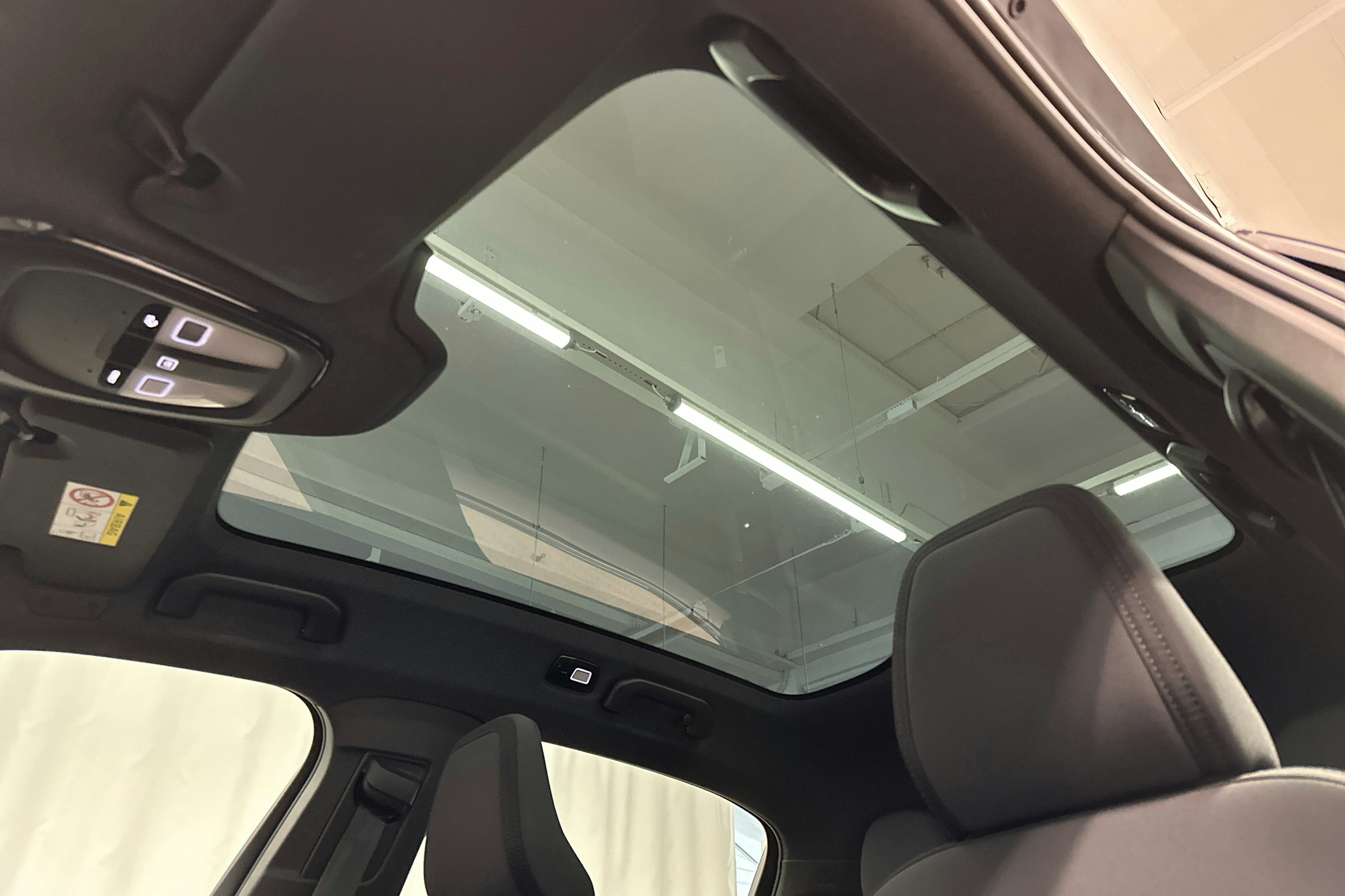 musta Polestar 2 2021 kuva 21.