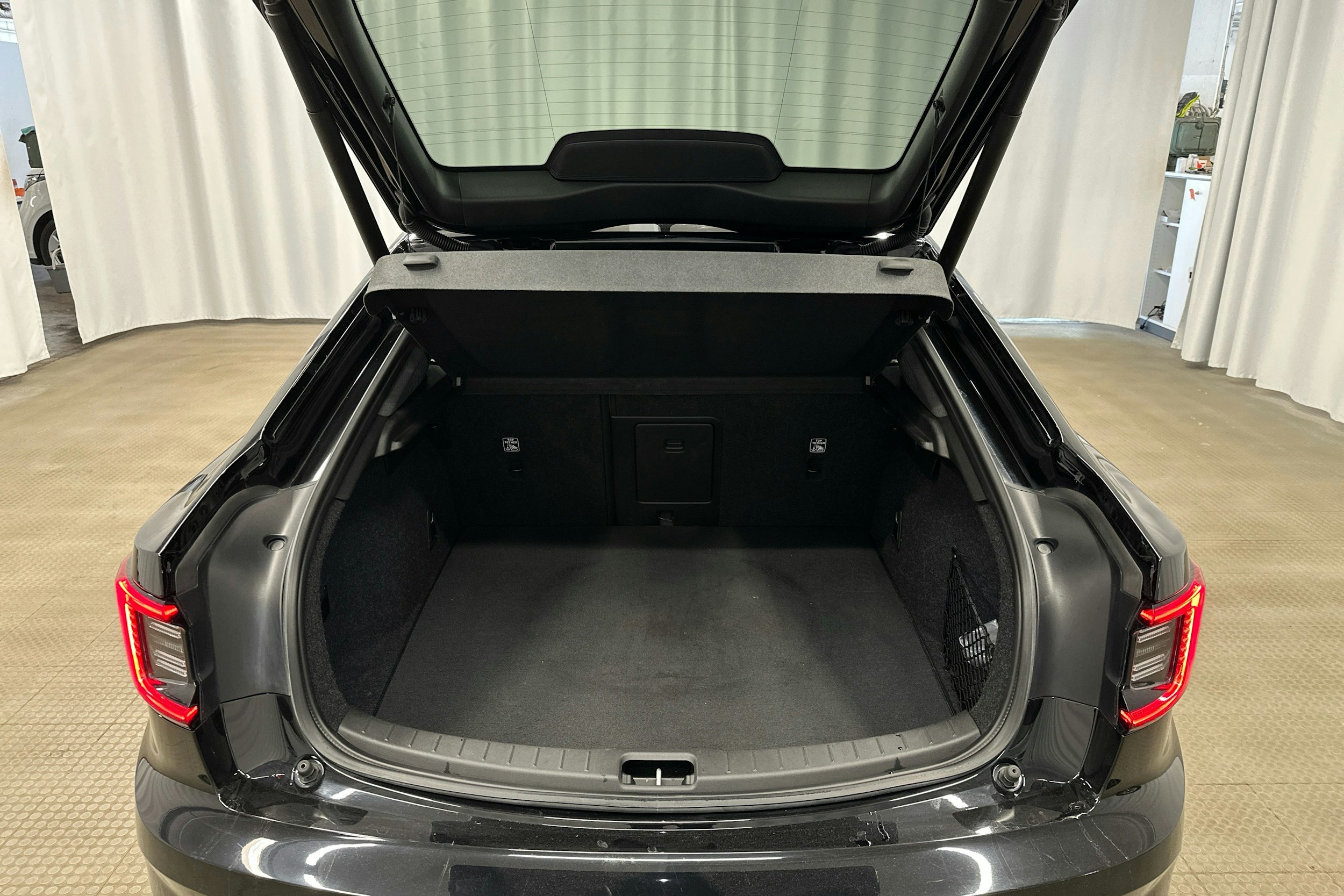 musta Polestar 2 2021 kuva 24.