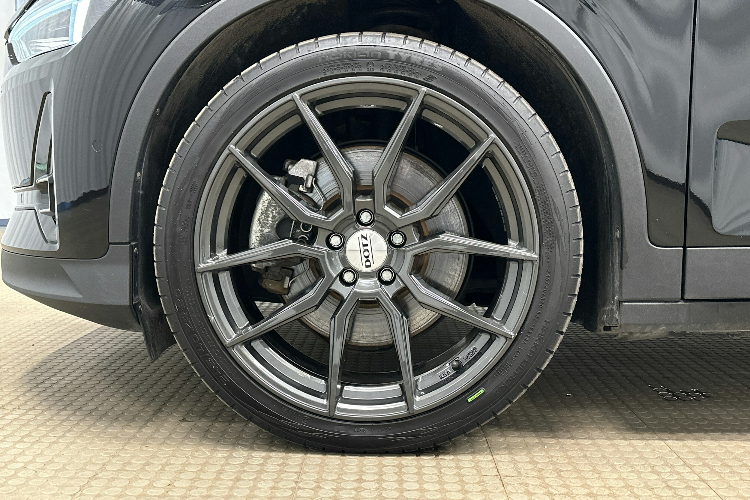 musta Polestar 2 2021 kuva 27.