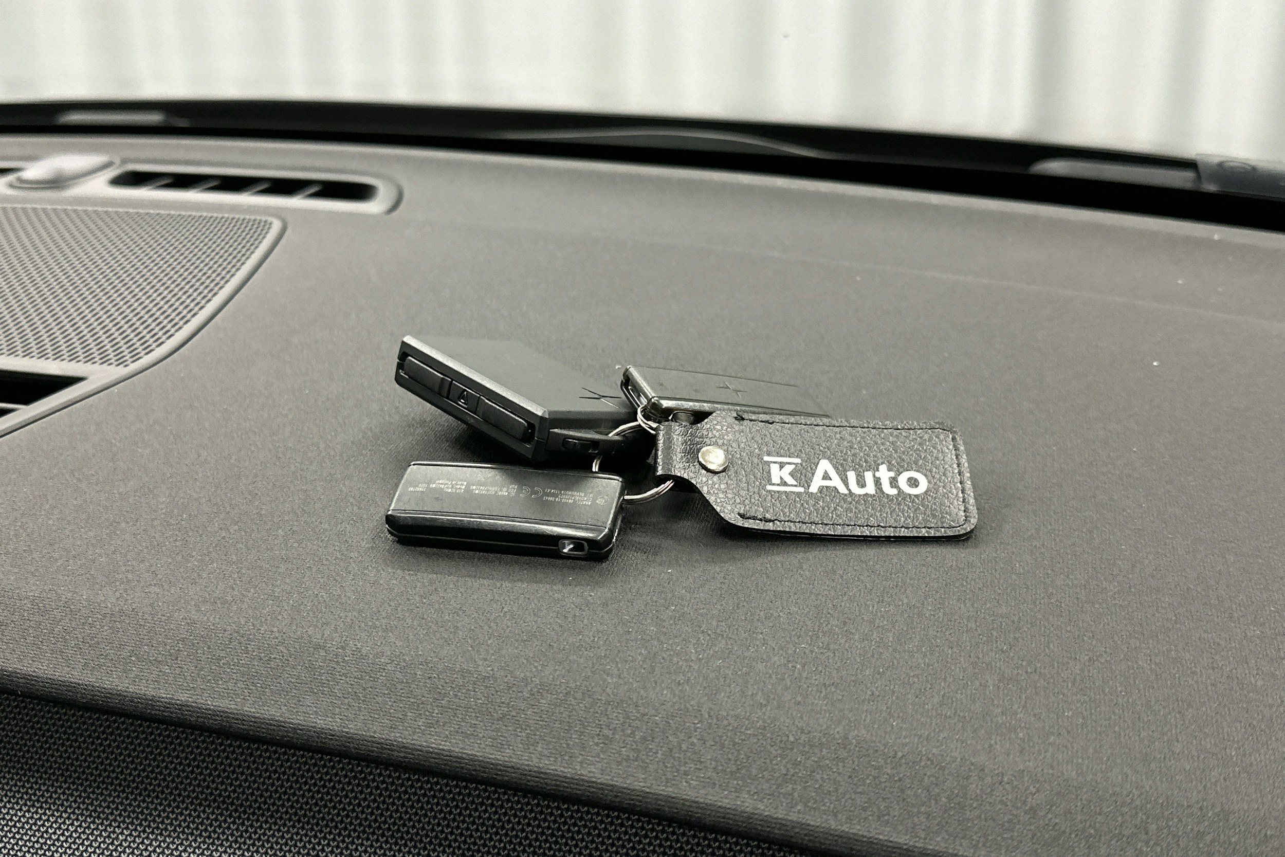 musta Polestar 2 2021 kuva 28.