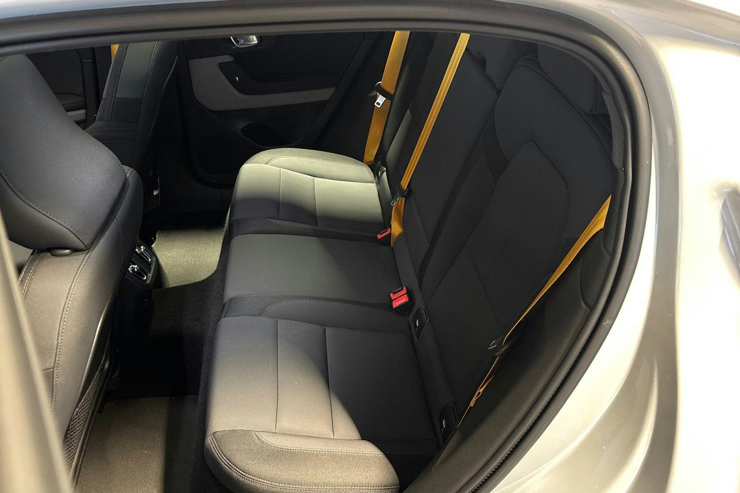 Valkoinen Polestar 2 2021 kuva 10.