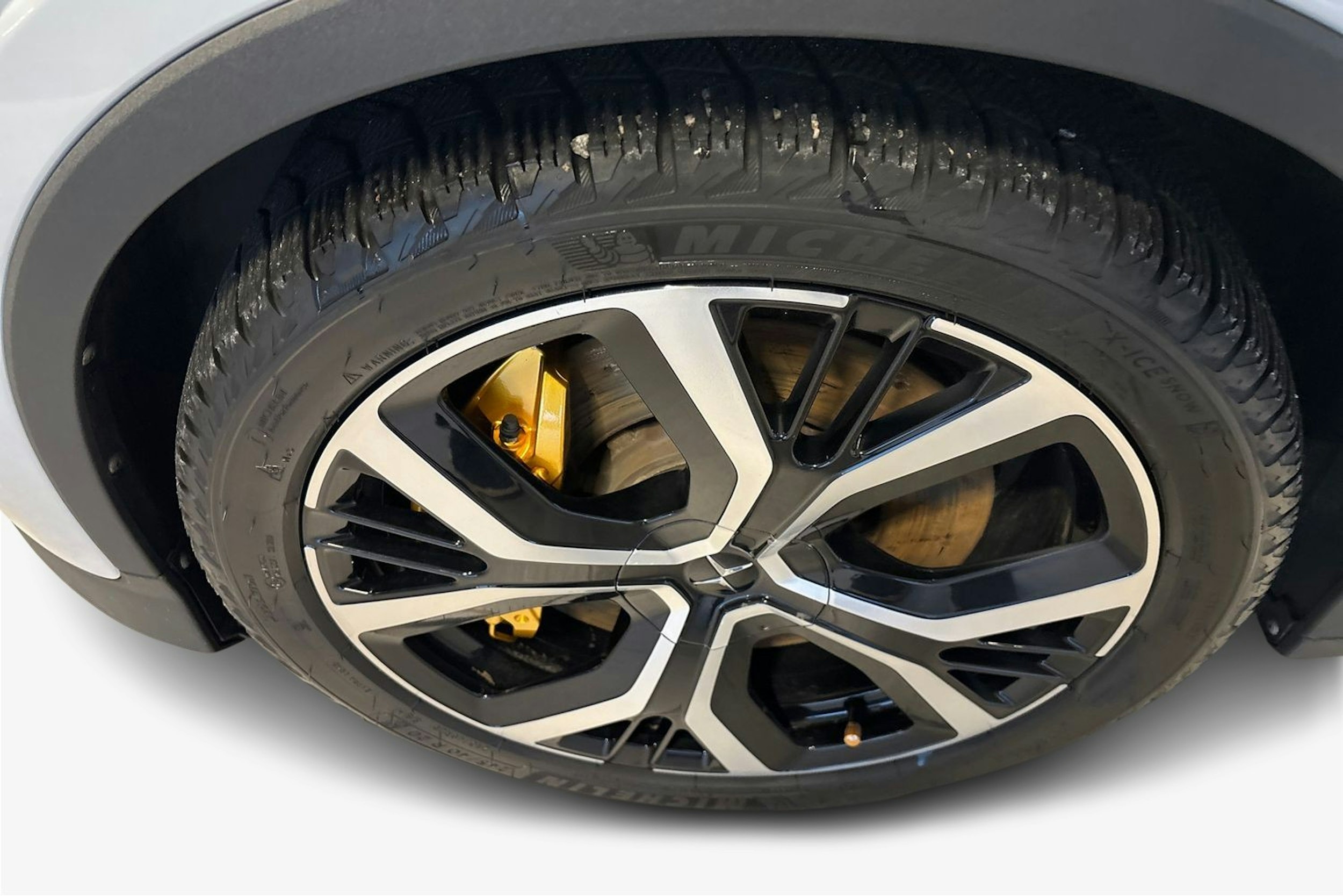 Valkoinen Polestar 2 2021 kuva 11.