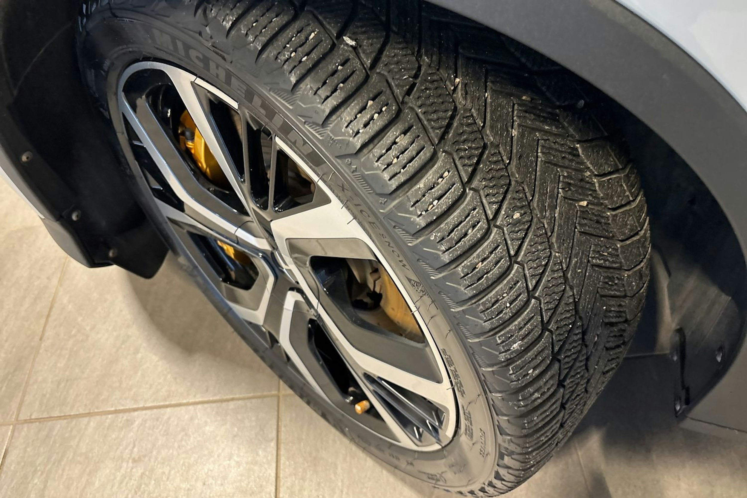 Valkoinen Polestar 2 2021 kuva 13.