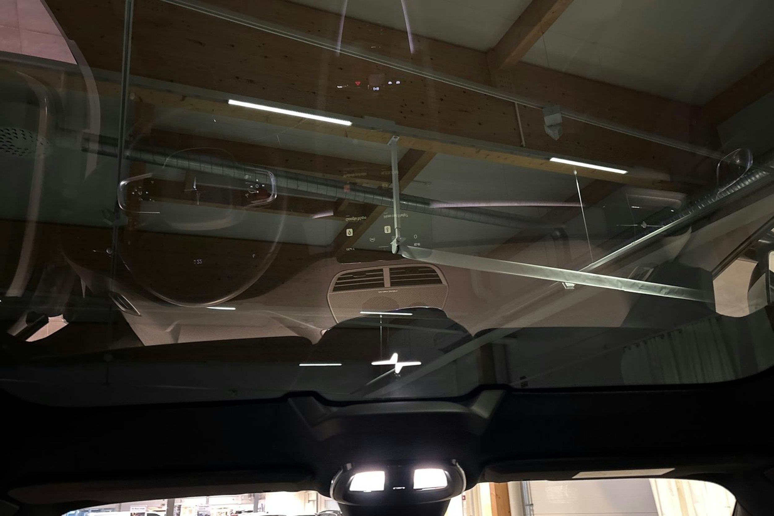 Valkoinen Polestar 2 2021 kuva 14.