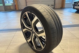 Valkoinen Polestar 2 2021 kuva 15.