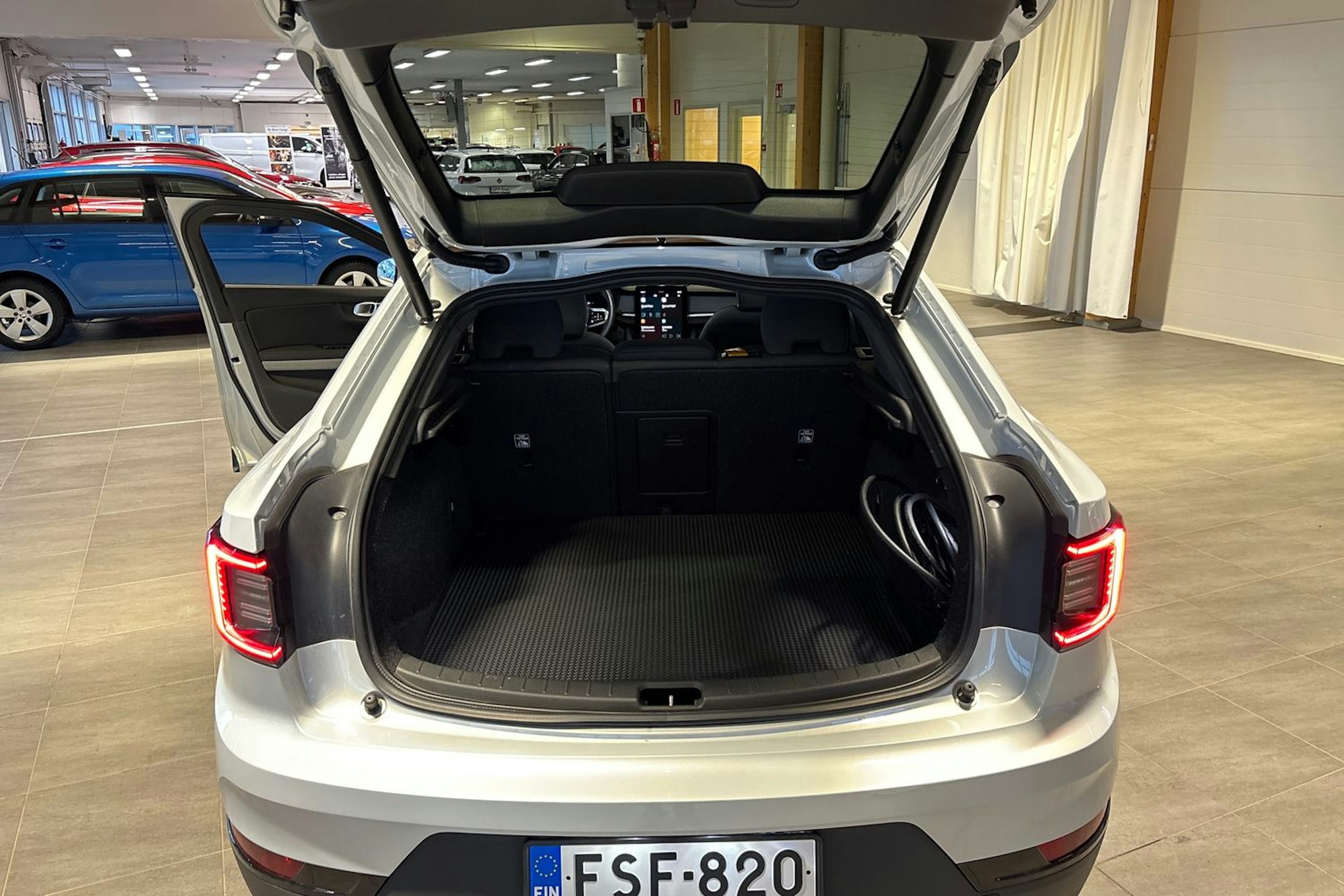 Valkoinen Polestar 2 2021 kuva 16.