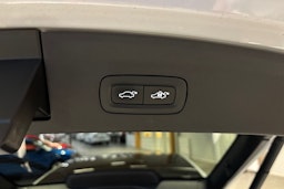 Valkoinen Polestar 2 2021 kuva 17.