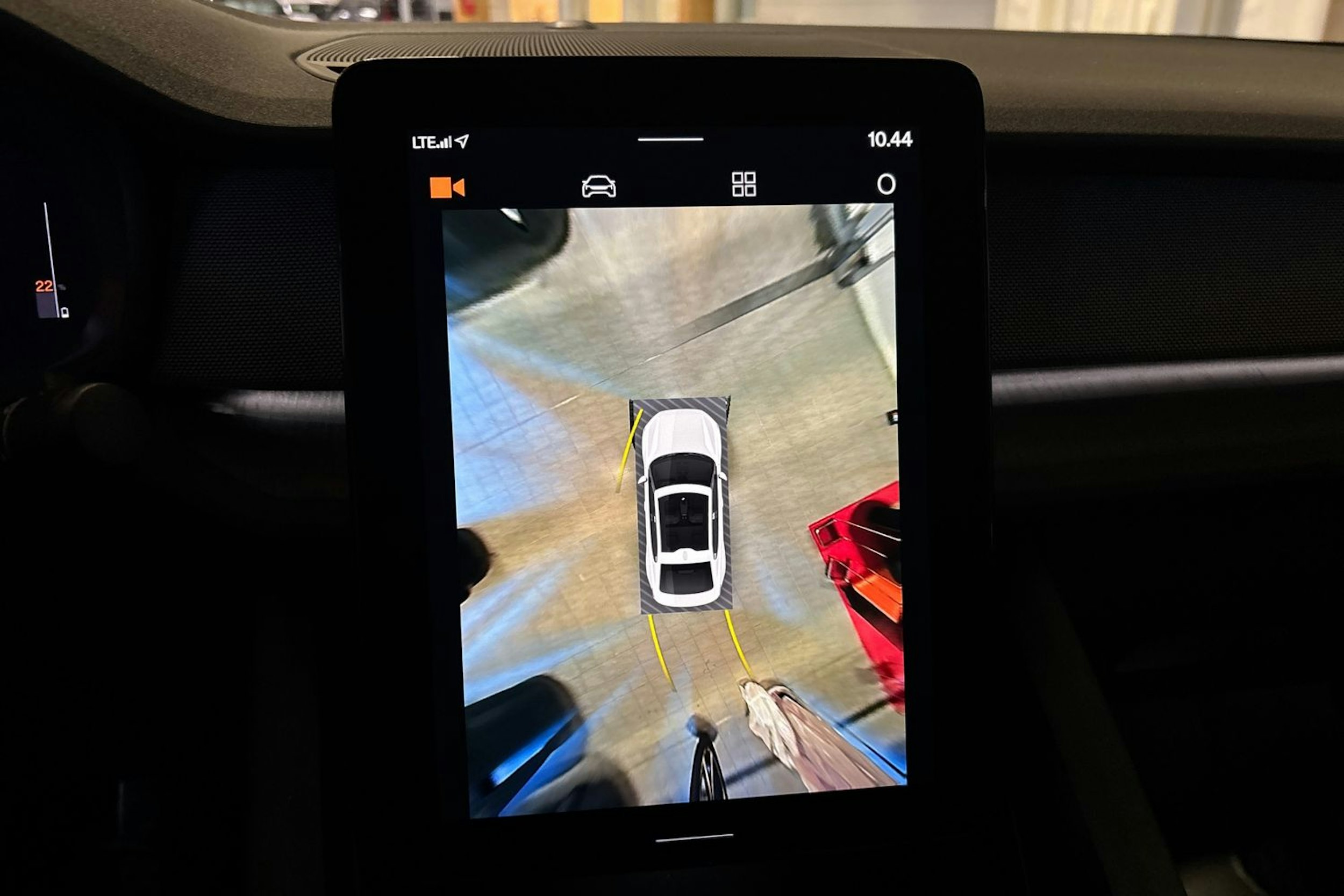 Valkoinen Polestar 2 2021 kuva 19.