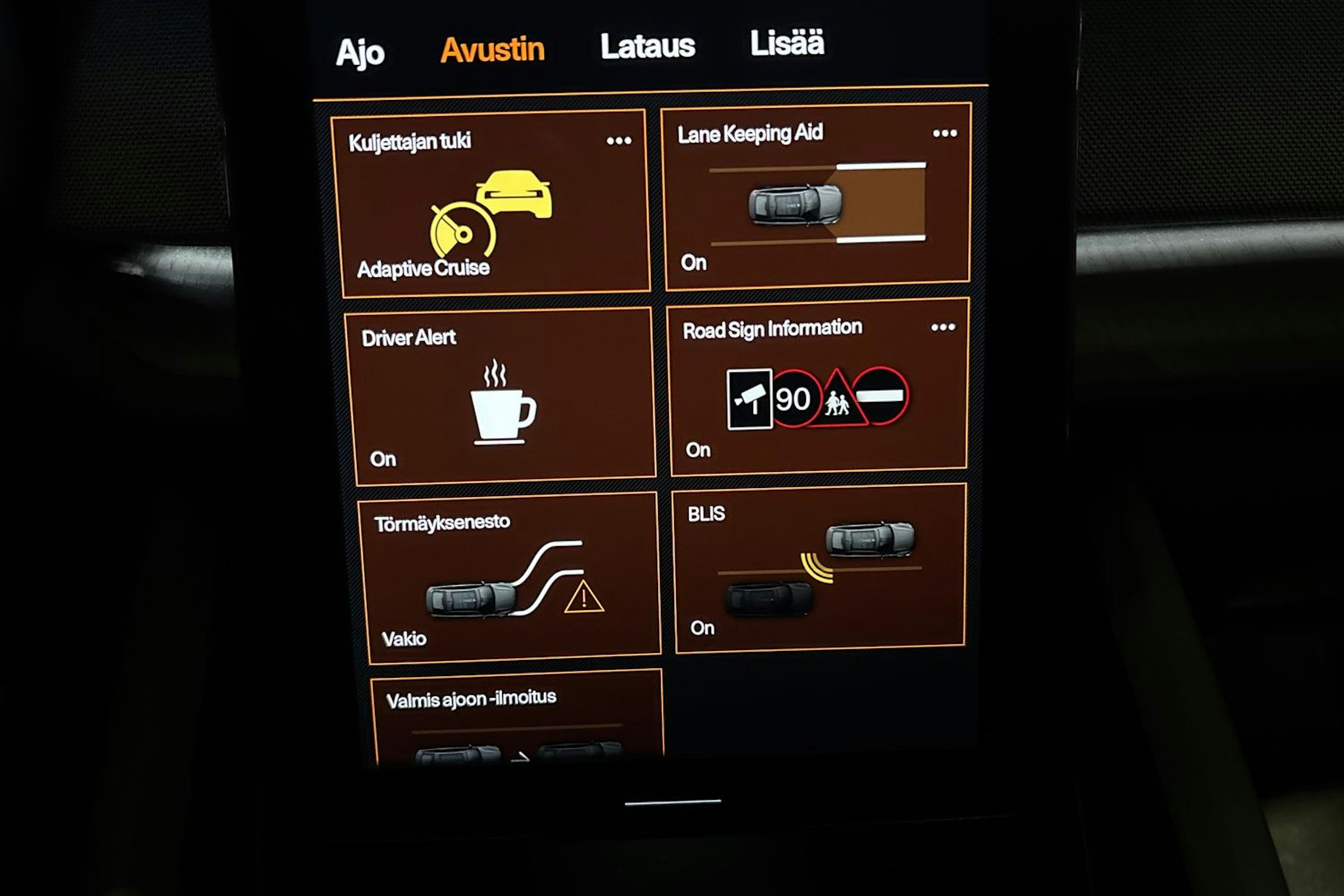 Valkoinen Polestar 2 2021 kuva 23.