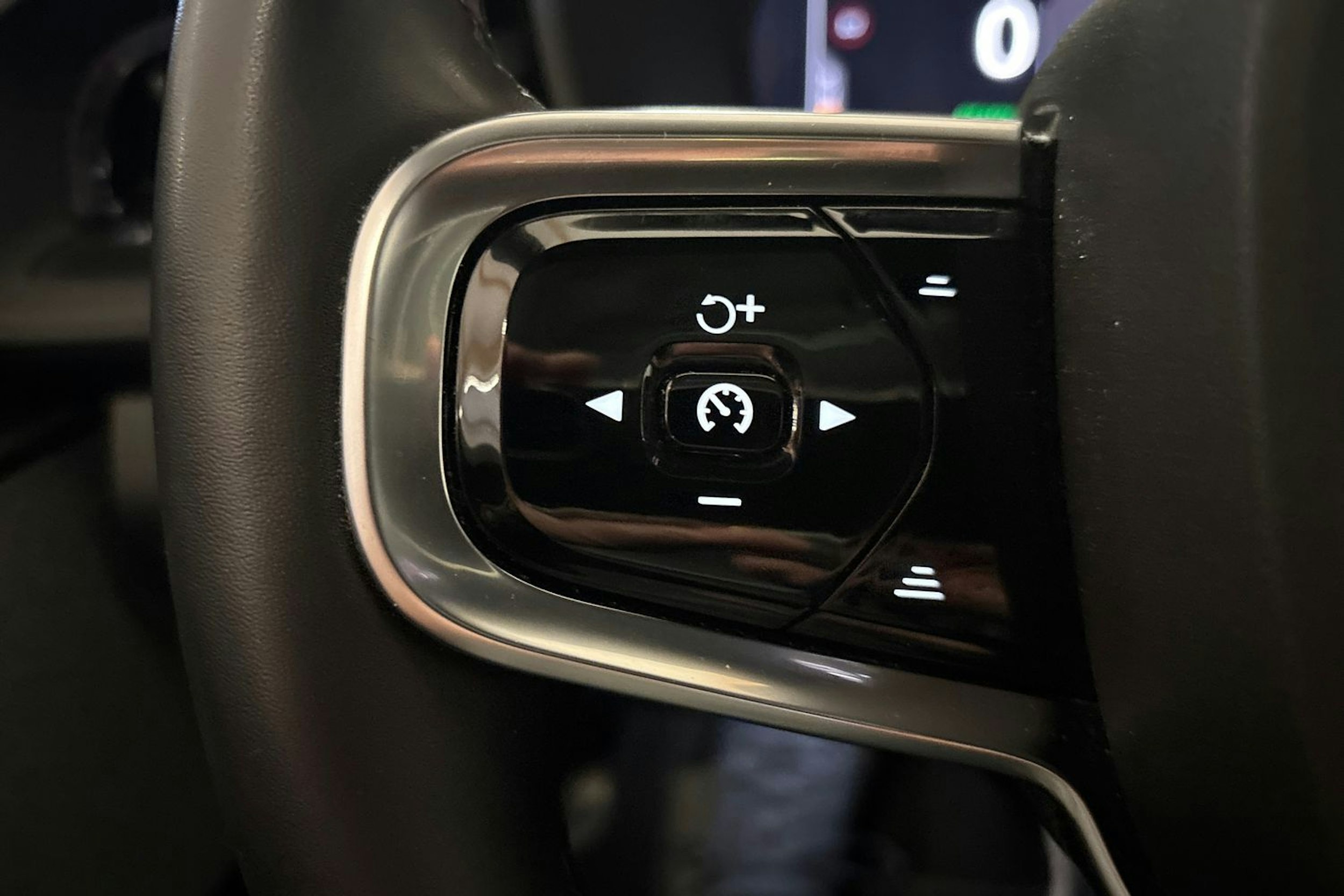 Valkoinen Polestar 2 2021 kuva 24.